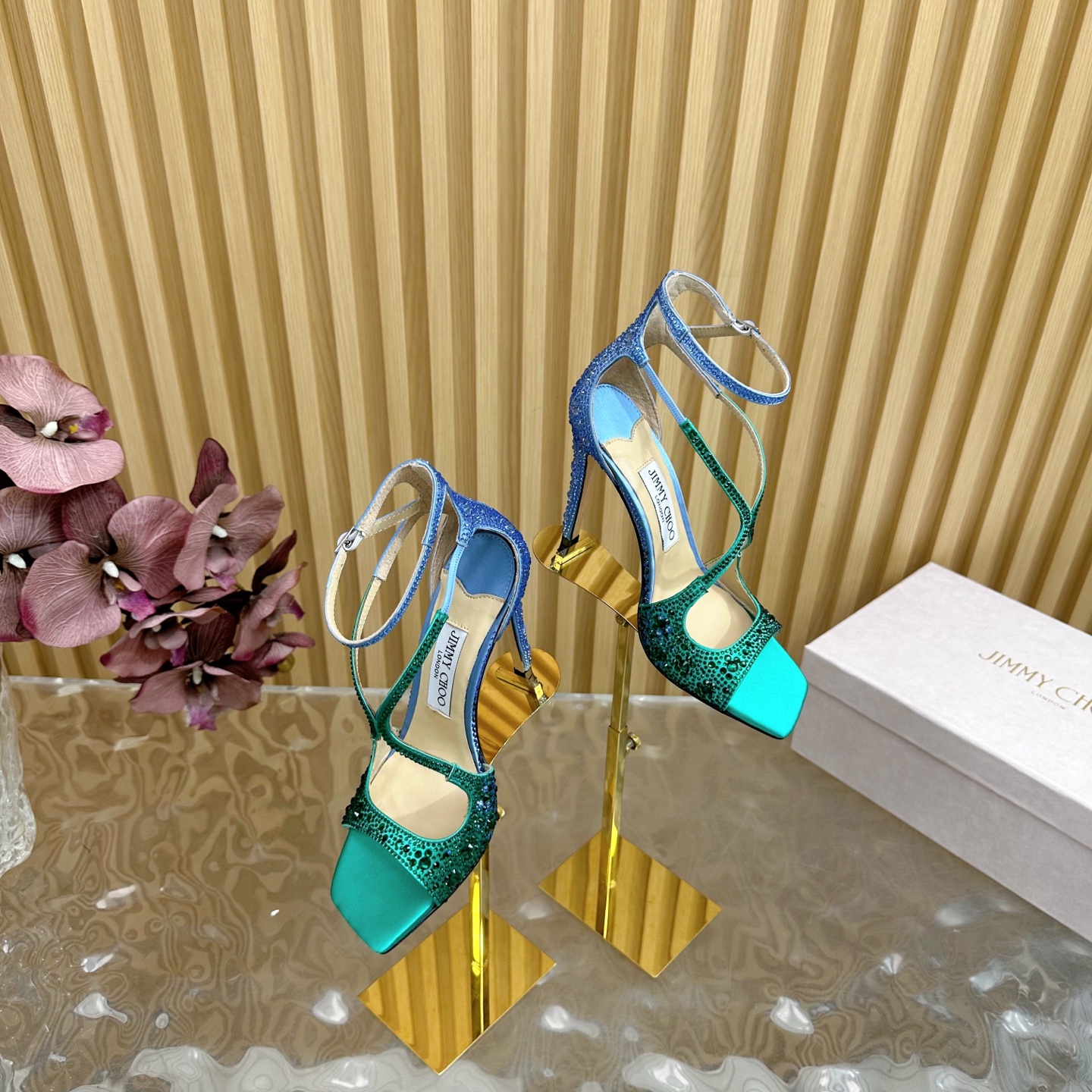 NO:172208,Rhinestone Starry Sky, the exclusive high-end version of the market is released in 2025. Jimmy Choo modern shoes, street photography artifact SAE crystal chain high heel sandals, pointed drag series, fantasy color-blocked diamond style, dazzling rainbow wedding shoes —————————————— (the whole shoe uses Swarovski crystal iron diamond) Personalized sandals, 99% of the unique individuals, add 1 outstanding inspiration, full-point street shooting, let you produce blockbusters every minute. Slightly shine, dazzling, romantic photo is ready, illuminating your good mood. The heels are all hand-made iron diamonds, original custom crystal diamond necklaces are densely inlaid, weaving a starlight curtain ———————————————————————————————————————————————————————————————————————————————————————————————————————————————————————————————————————————————————————————————————————————————————————————————————————————————————————————————————————————————————————————————————————————————————————————————————————————————————————————  Custom made no return or exchange), high heels, jimmy choo, swarovski, sandals, high heels, necklace, cowhide, sheepskin, real silk19860909水钻星空 市场独家高版本首发 2025新配色 Jimmy Choo摩登鞋履,街拍神器SAE水晶链高跟凉鞋 尖拖系列 幻彩拼色烫钻款 夺目彩虹婚鞋 ———————————（整鞋采用施华洛世奇水晶烫钻）个性凉鞋系,99％ 的独特个体,添上1的出众灵感,满分街拍,让你分分秒秒出大片.点点闪耀,璀璨炫光,浪漫的写真就绪,照亮你的好心情.鞋跟都是手工烫钻,原版定制水晶钻项链密密镶嵌,织出星光幕布 ————————————— 面料高级真丝缎烫钻 内料上等小羊皮 大底意大利三A级牛皮底 跟高10cm 码数35－39（40、41、42 定做不退换）,高跟鞋,jimmy choo,swarovski,sandals,high heels,necklace,cowhide,sheepskin,real silk,Women's Shoes