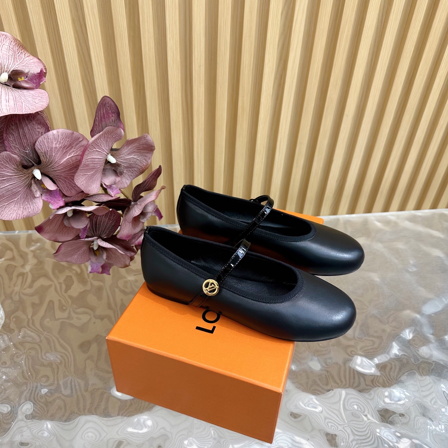 NO:172206,LV | Louis Vuitton 25 2025 Early Spring New Product Top Version Counter Features Latest Models Mary Jane Patent Leather Single Shoes Hard Products New ———————————————————————— Upper Sheepskin Inside Imported Goatskin Outsole Leather Sole Shoe Size: 35-42 (customized, non-return and exchange for 40, 41, 42), single shoes, louis vuitton, louis vuitton, mary jane, sheepskin, Leather soles19860909LV | 路易威登 25 2025 早春新品 顶级版本专柜主打最新款 玛丽珍漆皮单鞋 硬货上新 ———————————— 鞋面羊皮 内里进口山羊皮里 大底真皮大底 鞋码: 35-42（40、41、42定制不退换）,单鞋,louis vuitton,louis vuitton,mary jane,sheepskin,Leather soles,Women's Shoes