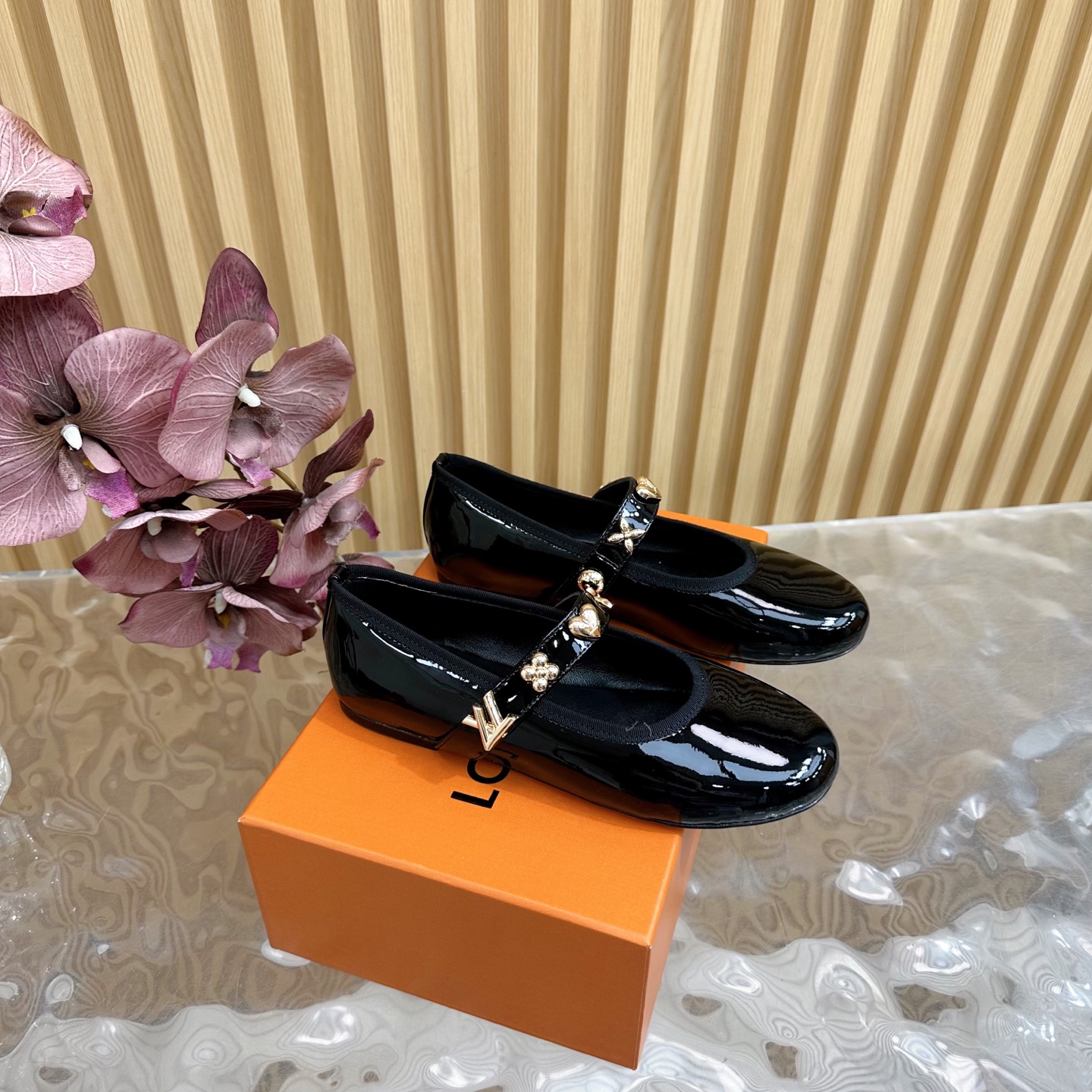 NO:172211,LV | Louis Vuitton 25 2025 Early Spring New Product Top Version Counter Features Latest Models Mary Jane Patent Leather Single Shoes Hard Products New ———————————————————————— Patent Leather Upper Imported Goat Skin Inner Outsole Genuine Leather Outsole Shoe Size: 35-42 (customized, non-return and exchange for 40, 41, 42), single shoes, louis vuitton, louis vuitton, mary jane, sheepskin, Leather soles19860909LV | 路易威登 25 2025 早春新品 顶级版本专柜主打最新款 玛丽珍漆皮单鞋 硬货上新 ———————————— 鞋面漆皮 内里进口山羊皮里 大底真皮大底 鞋码: 35-42（40、41、42定制不退换）,单鞋,louis vuitton,louis vuitton,mary jane,sheepskin,Leather soles,Women's Shoes