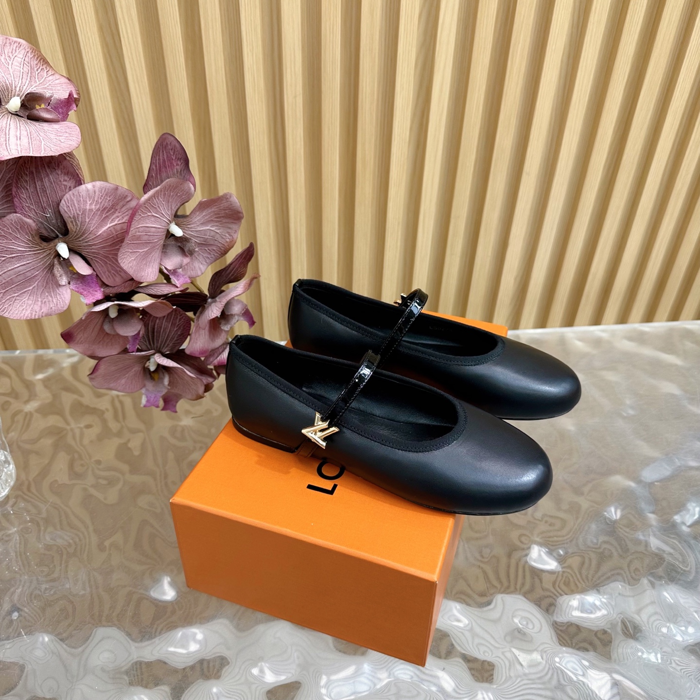 NO:172216,LV | Louis Vuitton 25 2025 Early Spring New Product Top Version Counter Features Latest Models Mary Jane Patent Leather Single Shoes Hard Products New ———————————————————————— Upper Sheepskin/Paper Leather Imported Goat Skin Outsole Leather Outsole Shoe Size: 35-42 (customized, 41, 42, no return or exchange), single shoes, louis vuitton, louis vuitton, mary jane, sheepskin, Leather soles19860909LV | 路易威登 25 2025 早春新品 顶级版本专柜主打最新款 玛丽珍漆皮单鞋 硬货上新 ———————————— 鞋面羊皮/漆皮 内里进口山羊皮里 大底真皮大底 鞋码: 35-42（40、41、42定制不退换）,单鞋,louis vuitton,louis vuitton,mary jane,sheepskin,Leather soles,Women's Shoes