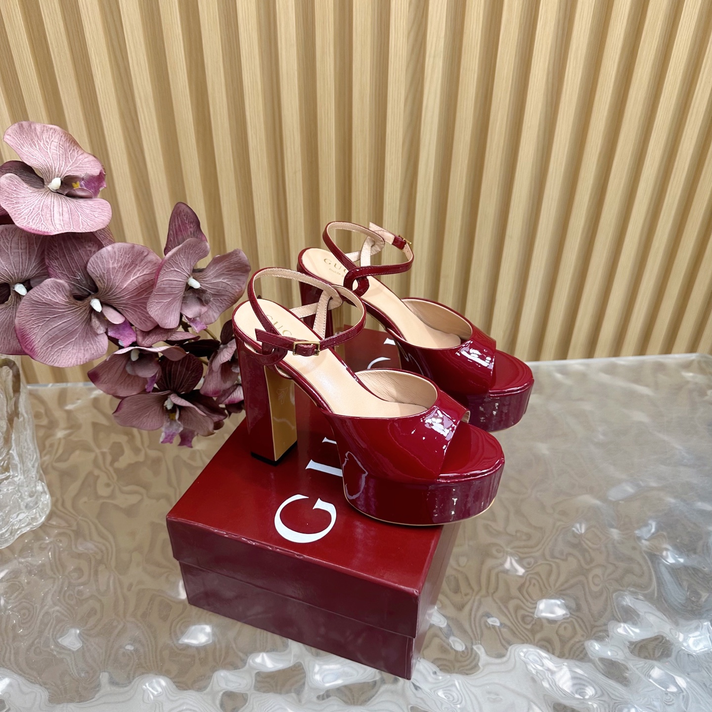 NO:172217,2025 counter synchronizes spring and summer new Gucci 25S spring and summer new double G diamond buckle rosy high-heels ——————————————————— G home reflects the sense of high-end, always convinces the capital. It looks quite simple style, but it is inexplicably high-end on the feet. It is very sexy and allows you to easily match it. The upper is imported patent leather, the inner is imported sheepskin, the inner is imported leather sole, the water table is 5cm, the heel height is 13cm Size35-39 (customized by 40/41/42), high heels, gucci, gucci, high heels, sheepskin198609092025专柜同步春夏新款Gucci 25S春夏新品双G钻扣恨天高防水台高跟鞋 —————————————— G家在体现高级感这块 总让人大写的服气 看起来蛮简单的款式 但上脚就莫名很高阶 非常性感 让你轻松搭配尽显各种风格 鞋面采用进口漆皮 内里采用进口羊皮 意大利进口真皮底 水台5cm 跟高13cm Size35-39（40/41/42定制）,高跟鞋,gucci,gucci,high heels,sheepskin,Women's Shoes