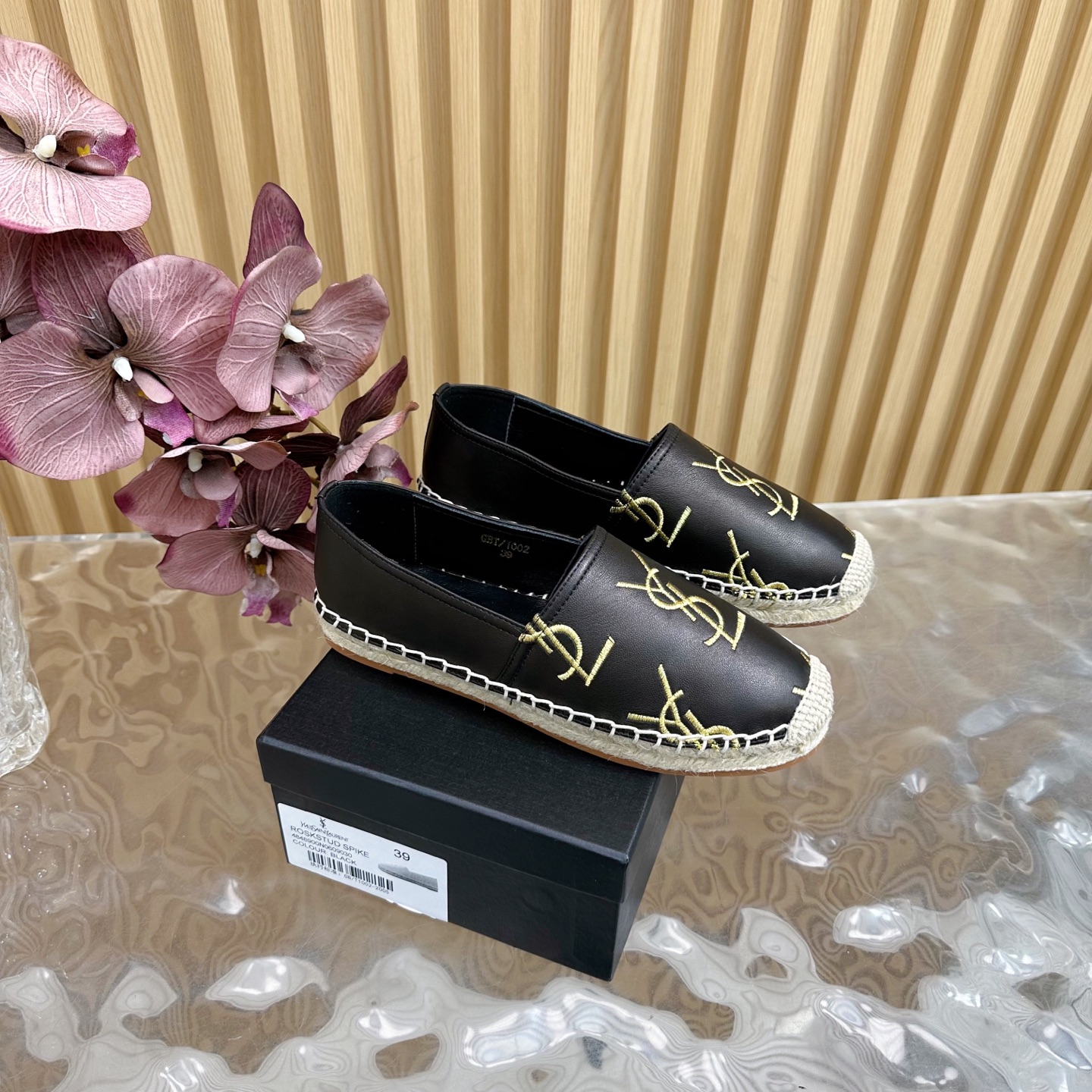 NO:257894,Couple model YSL Saint Laurent / (fast shipping) top-level purchasing highest version of fisherman shoes. The new YSL embroidered letters fisherman shoes series in the counter early spring —————————————————————————————————————————————————————————————————————————————————————————————————————————————————————————————————————————————————————————————————————————————————————————————————————————————————————————————————————————————————————————————————————————————————————————————————————————————————————————————————————————————————————————————————————————————————————————————————————————————————————————————————————————————————————————————————————————————  1 The upper is made of imported cowhide and is very comfortable!  2 water dyed sheepskin inner lining and foot pads 3 hemp rope braided bottom 4 women's model 36–45 (couple model), fisherman's shoes, saint laurent, saint laurent, espadrilles, cowhide, sheepskin19860909情侣款YSL圣罗兰/（出货快）顶级代购货最高版本渔夫鞋 专柜早春新款YSL刺绣字母渔夫鞋系列 ———————————女 男 爆款单鞋,上脚很美,购入正品原版build. 正品级顶级货版本！ 1鞋面采用进口牛皮十分舒适！ 2水染羊皮内里和垫脚 3麻绳编底  4女款36–45（情侣款）,渔夫鞋,saint laurent,saint laurent,espadrilles,cowhide,sheepskin,Women's Shoes