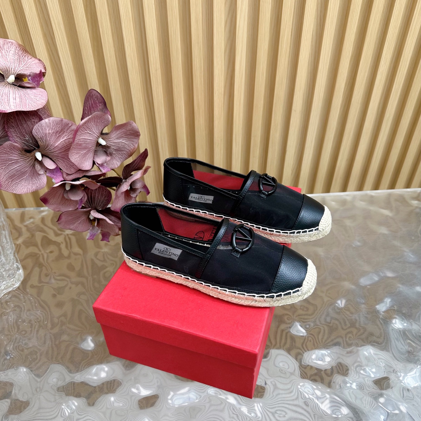 NO:257896,Valentino Garavani (fast shipment) top-level purchasing highest version of fisherman shoes. The new mesh V-button fisherman shoes series in the counter early spring. ———————————————————————————————————————————————————————————————————————————————————————————————————————————————————————————————————————————————————————————————————————————————————————————————————————————————————  1 The upper is made of imported lychee leather and is very comfortable!  2 water-dyed sheepskin inner lining and footrest 3 hemp rope braided bottom 4 women's model 36/41 (customized by 40, 41), fisherman's shoes, valentino, valentino, espadrilles, cowhide, sheepskin19860909华伦天奴 Valentino Garavani（出货快）顶级代购货最高版本渔夫鞋 专柜早春新款网纱V扣渔夫鞋系列 ———————————女 爆款单鞋,上脚很美,购入正品原版build. 正品级顶级货版本！ 1鞋面采用进口拉帕荔枝纹牛皮十分舒适！ 2水染羊皮内里和垫脚 3麻绳编底  4女款36/41（40、41定制）,渔夫鞋,valentino,valentino,espadrilles,cowhide,sheepskin,Women's Shoes