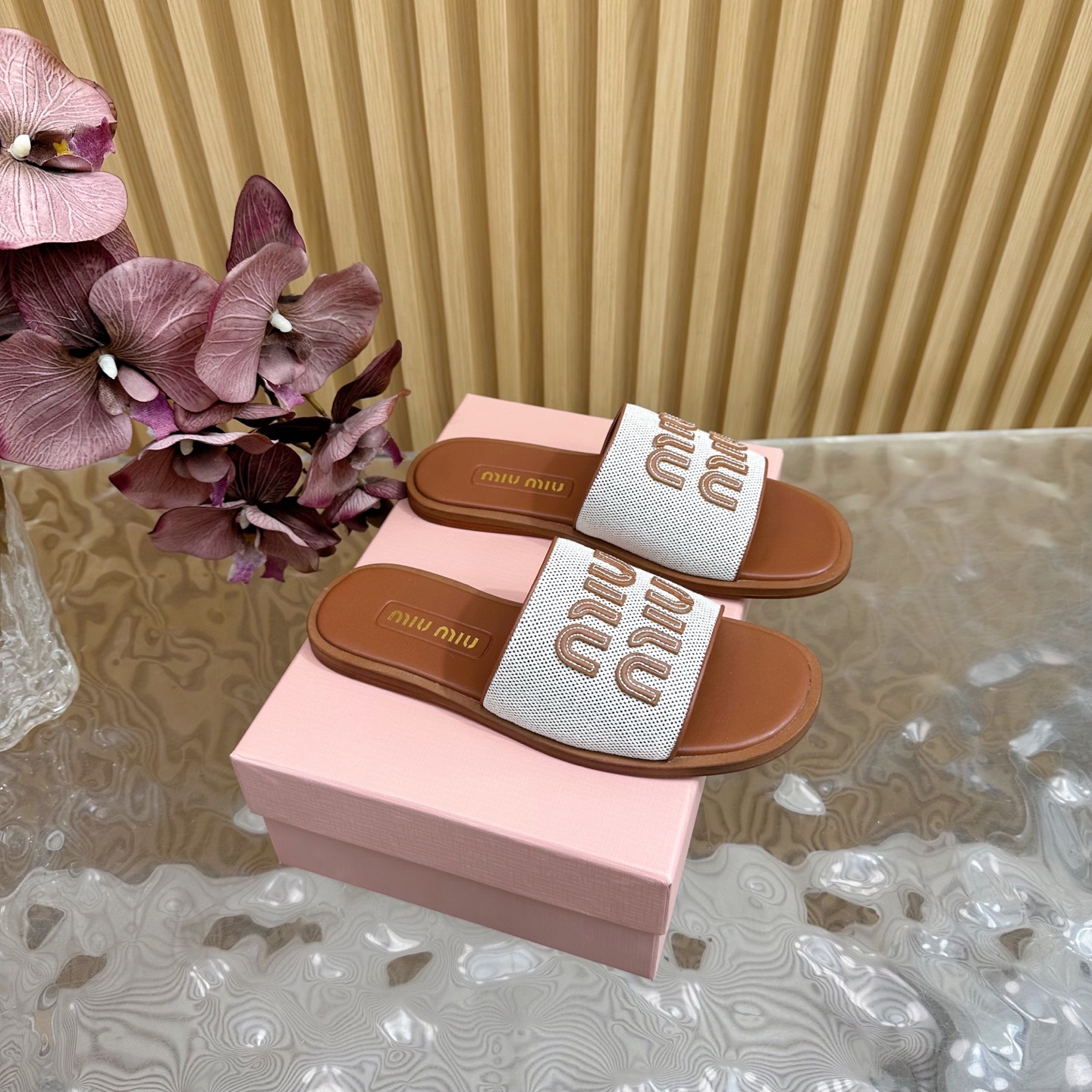 NO:165752,| 4 × Miao Miao New slipper series is available ★★★★★ A new series with comfort and fashion, design and matching, simple and elegant, versatile and fashionable!  Original custom material fabric inner lining: Original custom sheepskin, original molded leather outsole, shoe size: 35-39 (40, 41 customization, no return and exchange) Delivery luxury latest counter full packaging, slippers, slippers, sheepskin, Leather soles19860909| 4  ×缪 缪 新款拖鞋系列上新 ★★★★★ 舒适度与时髦度并存的开挂全新系列,设计搭配,简约大方,百搭时尚！ 鞋面原版定制材料布面 内里: 原版定制羊皮 大底原版开模真皮大底 鞋码: 35-39（40、41 定制不退换） 配送豪华最新专柜全套包装,拖鞋,slippers,sheepskin,Leather soles,Women's Shoes