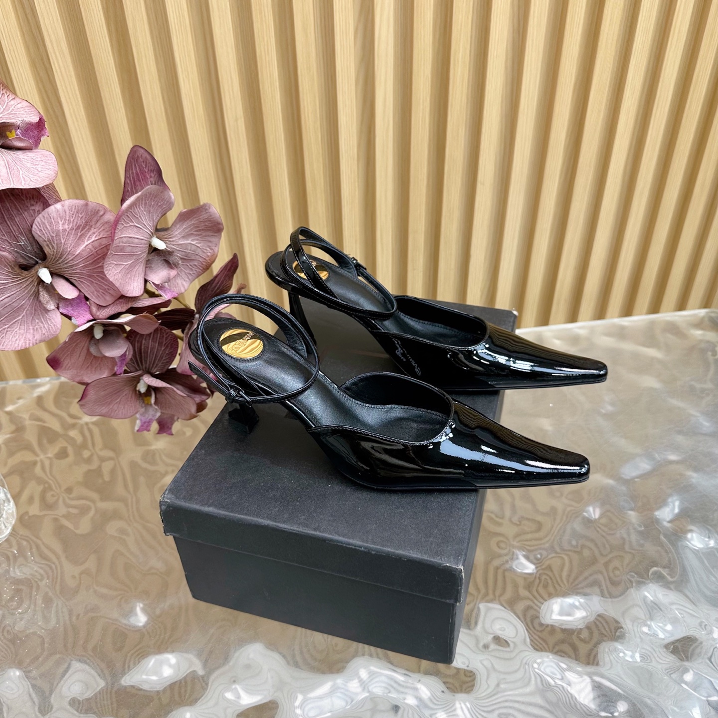 NO:234791,| 4 YSL Saint Laurent Goddess High-quality Goods Juezi Counter Laurent's latest series of new products!  ★★★★★★ Top purchasing agent version, super exquisite one to one zero distance creation!  Create the best shoes with the best materials!  The gorgeous hardware buckle pointed toe, stiletto heels, neat, classic and timeless design lines and colorful tones, are definitely the favorite of high heel fans in the shoe cabinet. ━━━━━━━━━━━━━━━━━━━━━━━━━━━━━━━━━━━━━━━━━━━━━━━━━━━━━━━━━━━━━━━━━━━━━  Number of sizes 35-42 (40.41.42 custom made without return) Heel height 7.5cm, high heels, saint laurent, saint laurent, high heels19860909| 4  YSL圣罗兰女神高货绝绝子专柜最新系列新品！ ★★★★★ 顶级代购版本 超精致一比一零离距打造！用最好料材打造最好鞋子！ 五金华丽扣尖头 细高跟 利落、经典永恒的设计线条和缤纷色调,绝对是高跟鞋迷们鞋柜里的挚爱 ━━━━━━━━━━━━ 材料意大利进口牛漆皮,五金铜模镶嵌 /顶羊级皮内里 / 意大利真大皮底！ 码数35－42（40.41.42定做不退换） 跟高7.5cm,高跟鞋,saint laurent,saint laurent,high heels,Women's Shoes