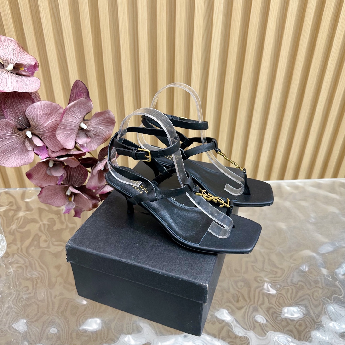 NO:234793,Saint Laurent Classic Show Sandals ————————————————— A super and super popular model. This hardware buckle on each page of our house must be customized with a mold opening 1:1!  The size and texture are exactly the same as the original version. The upper material is made of imported open-edged calfskin. The inner leather sheepskin is made of comfortable and soft tiptoe sheepskin. The sole is customized with the original 1:1 leather sole, which is perfect to the point of being so comfortable, and the foot feels great. And no matter you match it with jeans, small suits, and skirts, you can match it with natural and authentic full packaging, Italian leather soles. Size35-40, high heels, saint laurent, saint laurent, sandals, high heels, skirts, jeans, cowhide, sheepskin, Leather soles19860909Saint Laurent圣罗兰家经典秀款凉鞋 —————————— 超级超级无敌火爆的一个款这款我们家每个版面的五金扣都要开模1:1定制！大小质感与原版完全一致鞋面材质采用进口开边珠小牛皮制作而成,内里真皮羊皮,踮脚为舒服柔软的踮脚羊皮,鞋底为原版1:1定制真皮大底、简直完美到爆、而且上脚效果非常舒服,脚感很棒,而且无论你搭配牛仔裤,小西服,裙子,都能搭配自然、正品全套包装、意大利真皮大底 Size35-40,高跟鞋,saint laurent,saint laurent,sandals,high heels,skirts,jeans,cowhide,sheepskin,Leather soles,Women's Shoes