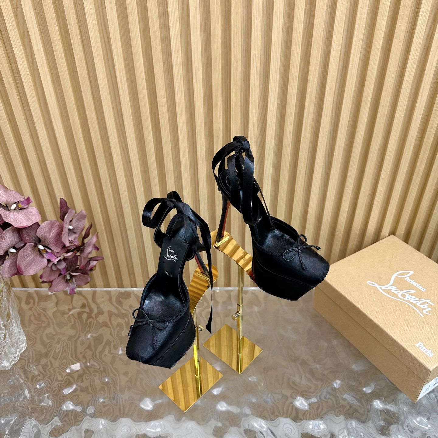 NO:234782,2025 Spring and Summer New Fashion Show Ballet Hen Hell Heels Sandals CL Red Sole Forever ————————————————————————————————————————————— Red Sole High Heels New Red Sole Ballet High Heels New Sole High Heels New Sole Ballet High Heels # Fatal Temptation I just tried it on my feet. Very easy to wear very stable and very beautiful # Red Sole Shoes Super comfortable high heels Feminine shoes must have a pair of red Sole shoes. Upper silk, inner sheepskin Heels 15.5cm Water table 6cm Size 35-39 (40.41.42 order) CL full set of original packaging, high heels, christian louboutin, christian louboutin, sandals, high heels, sheepskin, real silk198609092025春夏新款时装走秀芭蕾恨天高跟凉鞋 CL红底永远的 ——————————— 红底高跟 新款红底芭蕾高跟鞋 没什么好说的 就是一整个美疯#致命的诱惑 刚刚上脚试了 非常好穿非常稳 也非常美#红底鞋 超舒适的高跟鞋 女人味鞋子必须有一双红底鞋 鞋面真丝 内里羊皮 跟高15.5cm 水台6cm 尺寸35-39（40.41.42订） CL全套原版包装,高跟鞋,christian louboutin,christian louboutin,sandals,high heels,sheepskin,real silk,Women's Shoes