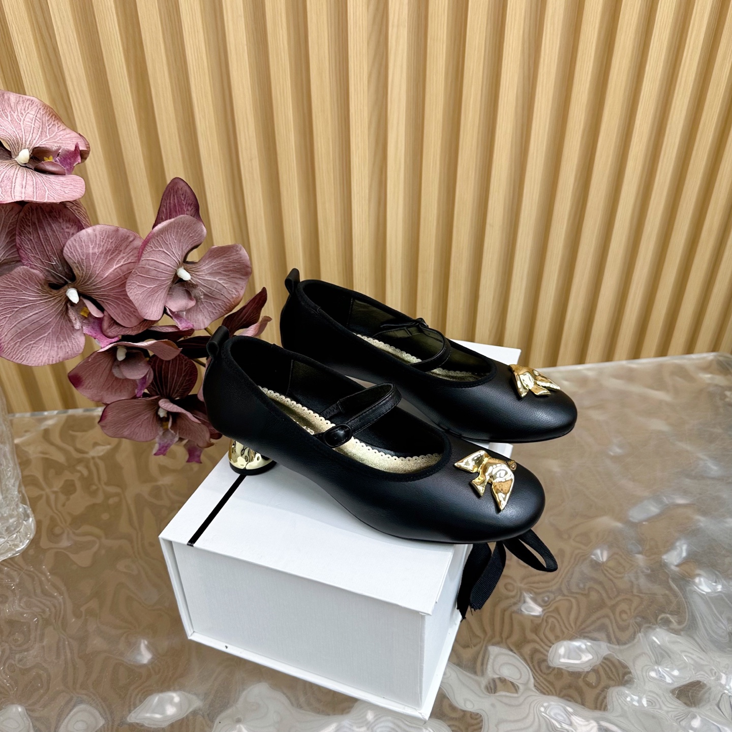 NO:235880,Cotem* Feiyan Dancing Shoes ———————————— The little bird series shoes you urged are here. They are really super good-looking. Purchase level. A must-have for fashionable essence. Custom imported sheepskin on the upper. Imported sheepskin in the inner lining. Outsole imported from Italy. Size 35-39 (40 fixed), single shoes, sheepskin, Leather soles19860909Cotem* 飞燕跳舞鞋 ————————— 你们催的小鸟系列鞋来啦 真的超级好看 代购级别 时髦精必备 鞋面定制进口羊皮 内里进口羊皮 大底意大利进口真皮大底 码数35-39（40定）,单鞋,sheepskin,Leather soles,Women's Shoes