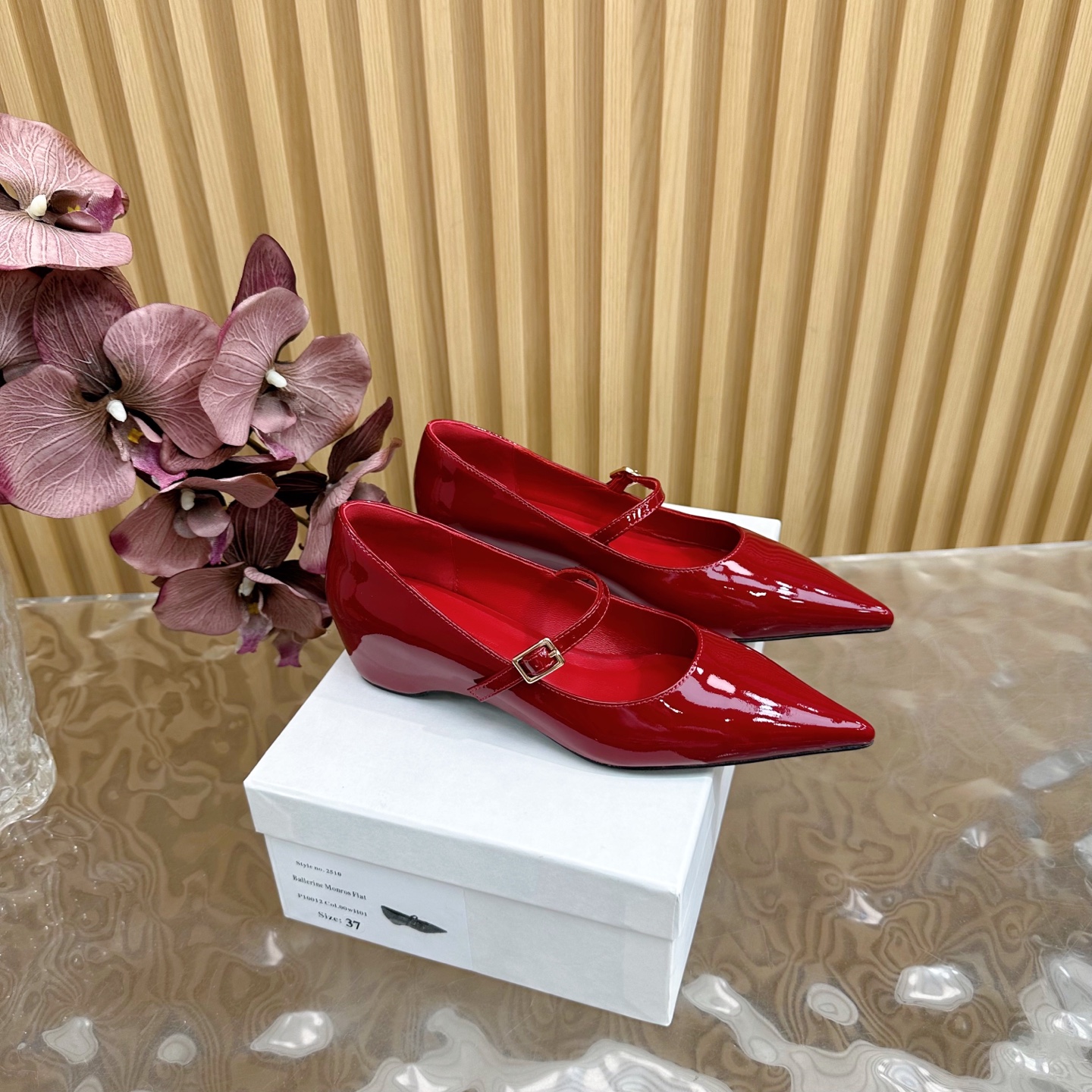 NO:235883,Khaite 25/New pointed toe shoes —————————————— Very elegant pointed high heels, versatile and easy to wear, no matter what style of clothes it is, you can easily control it. When you wear it, you can buy it in an instant. Patent leather, imported inside, sheepskin, outsole, size 35-40 (40, 41 customized, no return or exchange), single shoes, high heels, sheepskin, Leather soles19860909Khaite 25/新款尖头单鞋 ——————————— 非常优雅的尖头高跟鞋,百搭好穿,不管是什么风格的衣服都能轻松驾驭 穿上瞬间知性优雅,女神款买它 鞋面进口漆皮 内里进口羊皮 大底真皮大底 码数35-40（40、41订做不退换）,单鞋,high heels,sheepskin,Leather soles,Women's Shoes