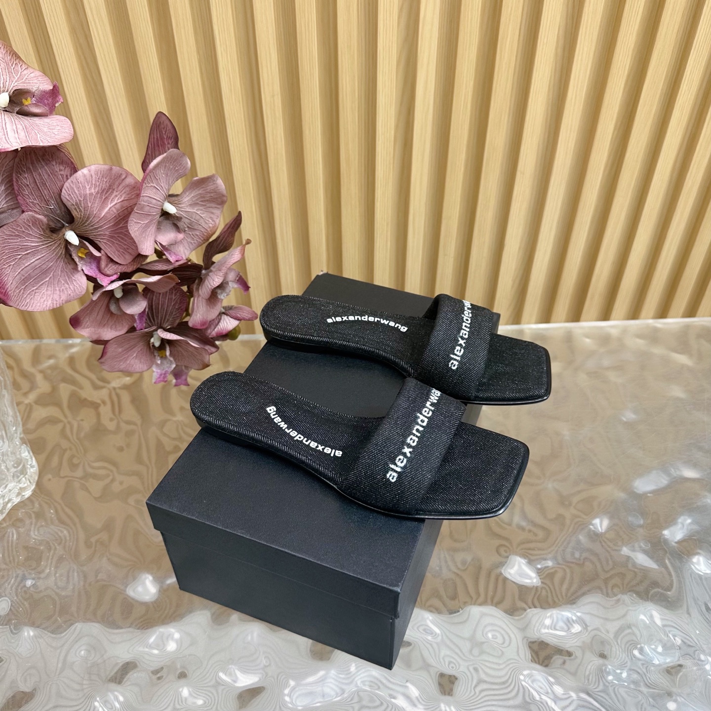 NO:235885,A*lexander~ Wang Alexander ·Wang 2025s early spring latest hit series, major internet celebrities are starting to show!  ———————————— The latest model is synchronized on the official website, the highest version of the counter, the market exclusive original single packaging, original single silk hot diamond, you must have a pair of king slippers in spring and summer... Upper: Sheepskin denim Outsole: leather sole Size: 35-39 (40.41 custom-made without return and exchange) Packaging: original full set of packaging, slippers, alexander wang, slippers, sheepskin, real silk19860909A*lexander~ Wang亚力山大 ·王2025s早春最新爆款拖系列,各大网红明星纷纷开秀！ ————————— 官网同步最新款,专柜最高版本懒人增高拖,市场独家原单包装,原单真丝烫钻,春夏季必须拥有一双大王拖鞋…… 鞋面:羊皮牛仔布 大底:真皮底 码数:35-39（40.41定制不退换） 包装:原版全套包装,拖鞋,alexander wang,slippers,sheepskin,real silk,Women's Shoes