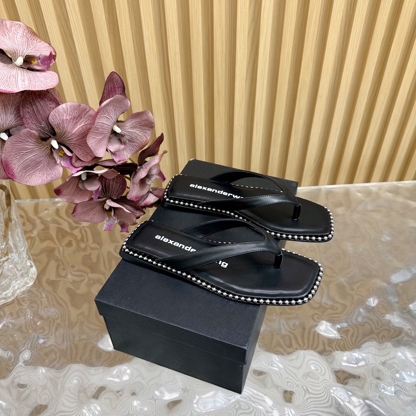 NO:235906,A*lexander~ Wang Alexander ·Wang 2025s early spring latest hit series, major internet celebrities are starting to show!  ———————————— The latest model is synchronized on the official website, the highest version of the counter, the market exclusive original single packaging, original single silk hot diamond, a pair of king slippers must be owned in spring and summer... Upper: cowhide Outsole: genuine leather sole Size: 35-39 (40.41 custom-made without return and exchange) Packaging: original full set of packaging, split-toe shoes, alexander wang, slippers, cowhide, real silk19860909A*lexander~ Wang亚力山大 ·王2025s早春最新爆款拖系列,各大网红明星纷纷开秀！ ————————— 官网同步最新款,专柜最高版本懒人增高拖,市场独家原单包装,原单真丝烫钻,春夏季必须拥有一双大王拖鞋…… 鞋面:牛皮 大底:真皮底 码数:35-39（40.41定制不退换） 包装:原版全套包装,分趾鞋,alexander wang,slippers,cowhide,real silk,Women's Shoes