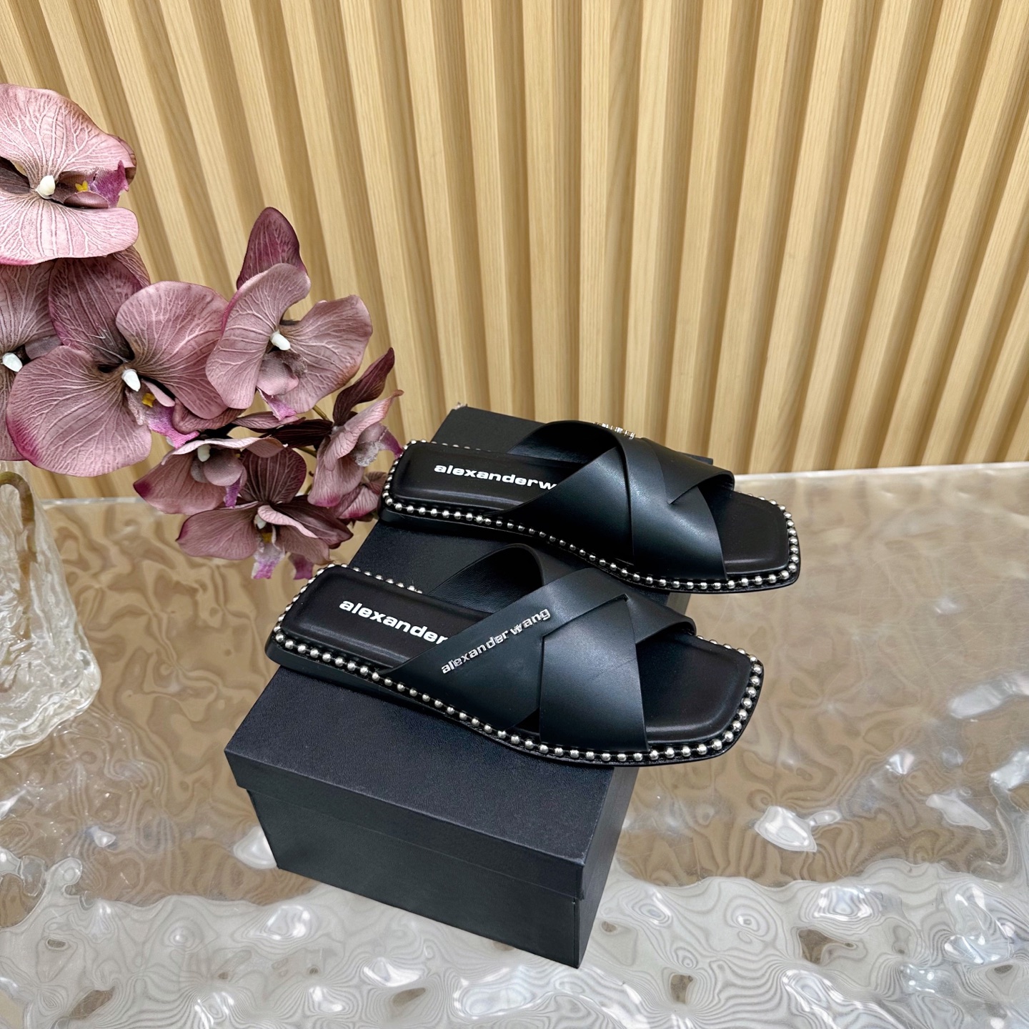 NO:235888,A*lexander~ Wang Alexander ·Wang 2025s early spring latest hit series, major internet celebrities are starting to show!  ———————————— The latest model is synchronized on the official website, the highest version of the counter, the lazy person's height-raising drag, the market exclusive original single packaging, original single silk hot diamond, you must have a pair of king slippers in spring and summer... Upper: cowhide Outsole: genuine leather sole Size: 35-39 (40.41 custom-made without return and exchange) Packaging: original full set of packaging, slippers, alexander wang, slippers, cowhide, real silk19860909A*lexander~ Wang亚力山大 ·王2025s早春最新爆款拖系列,各大网红明星纷纷开秀！ ————————— 官网同步最新款,专柜最高版本懒人增高拖,市场独家原单包装,原单真丝烫钻,春夏季必须拥有一双大王拖鞋…… 鞋面:牛皮 大底:真皮底 码数:35-39（40.41定制不退换） 包装:原版全套包装,拖鞋,alexander wang,slippers,cowhide,real silk,Women's Shoes