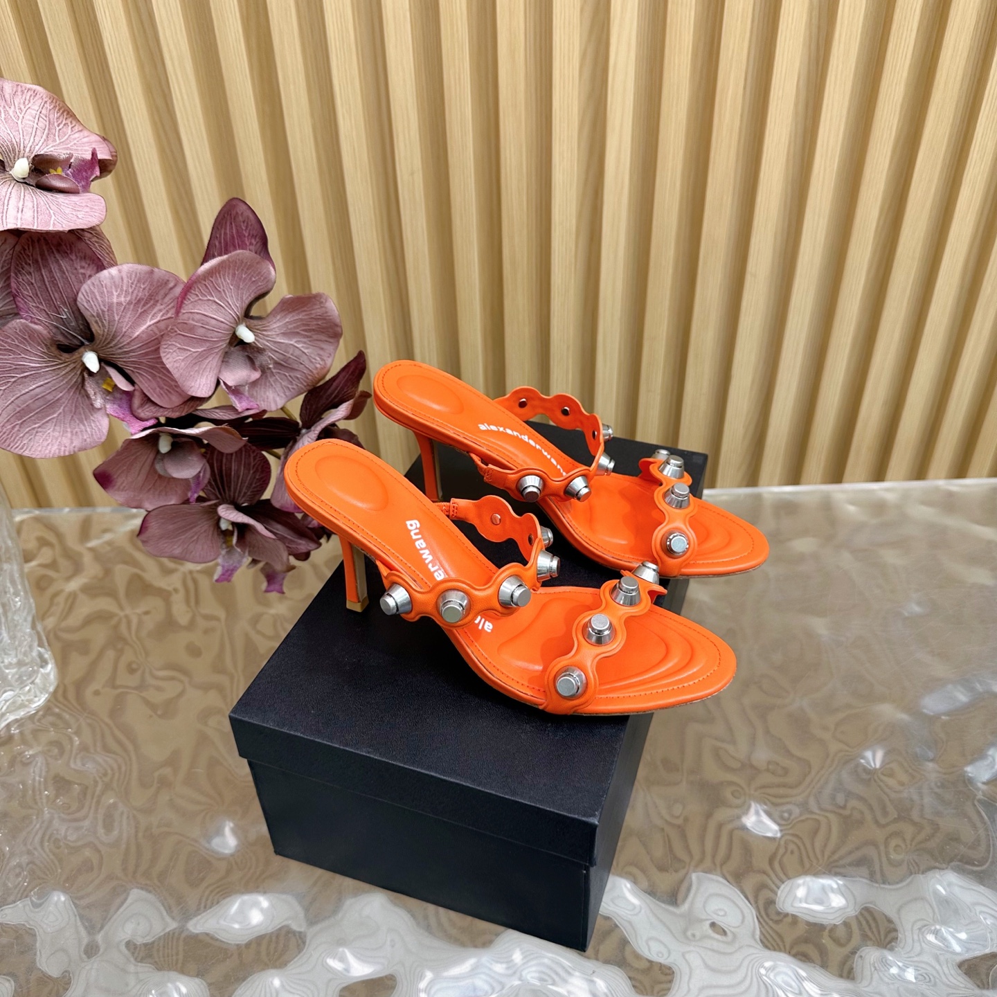 NO:235902,A*lexander~ Wang Alexander ·Wang | 5 vs. The latest hit series of spring and summer, major internet celebrities are showing!  ——————————————— The latest model is synchronized on the official website, the highest version of the counter market exclusive original single packaging, original single silk iron diamond, you must have a pair of king sandals in spring and summer... Upper: cowhide original silver buckle Outsole: original genuine leather outsole Heel height: 8cm Size: 35-39 (34.40.41 custom-made non-return) Packaging: original full-set packaging, sandals, alexander wang, sandals, cowhide, real silk, Leather soles19860909A*lexander~ Wang亚力山大 ·王 | 5 vs春夏季最新爆款凉拖系列,各大网红明星纷纷开秀！ ——————————— 官网同步最新款,专柜最高版本市场独家原单包装,原单真丝烫钻,春夏季必须拥有一双大王凉鞋…… 鞋面:牛皮原版开模银扣 大底:原版真皮大底 跟高: 8cm 码数:35-39（34.40.41定制不退换） 包装:原版全套包装,凉鞋,alexander wang,sandals,cowhide,real silk,Leather soles,Women's Shoes