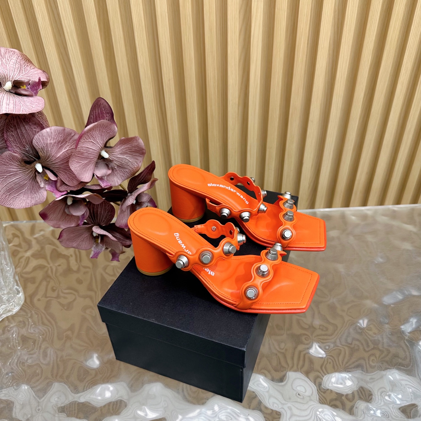 NO:235905,A*lexander~ Wang Alexander ·Wang | 5 vs. The latest hit series of spring and summer, major internet celebrities are showing!  ——————————————— The latest model is synchronized on the official website, the highest version of the counter market exclusive original single packaging, original single silk iron diamond, you must have a pair of king sandals in spring and summer... Upper: cowhide original silver buckle Outsole: original genuine leather outsole Heel height: 5.5cm Size: 35-39 (34.40.41 custom-made non-return) Packaging: original full-set packaging, sandals, alexander wang, sandals, cowhide, real silk, Leather soles19860909A*lexander~ Wang亚力山大 ·王 | 5 vs春夏季最新爆款凉拖系列,各大网红明星纷纷开秀！ ——————————— 官网同步最新款,专柜最高版本市场独家原单包装,原单真丝烫钻,春夏季必须拥有一双大王凉鞋…… 鞋面:牛皮原版开模银扣 大底:原版真皮大底 跟高: 5.5cm 码数:35-39（34.40.41定制不退换） 包装:原版全套包装,凉鞋,alexander wang,sandals,cowhide,real silk,Leather soles,Women's Shoes