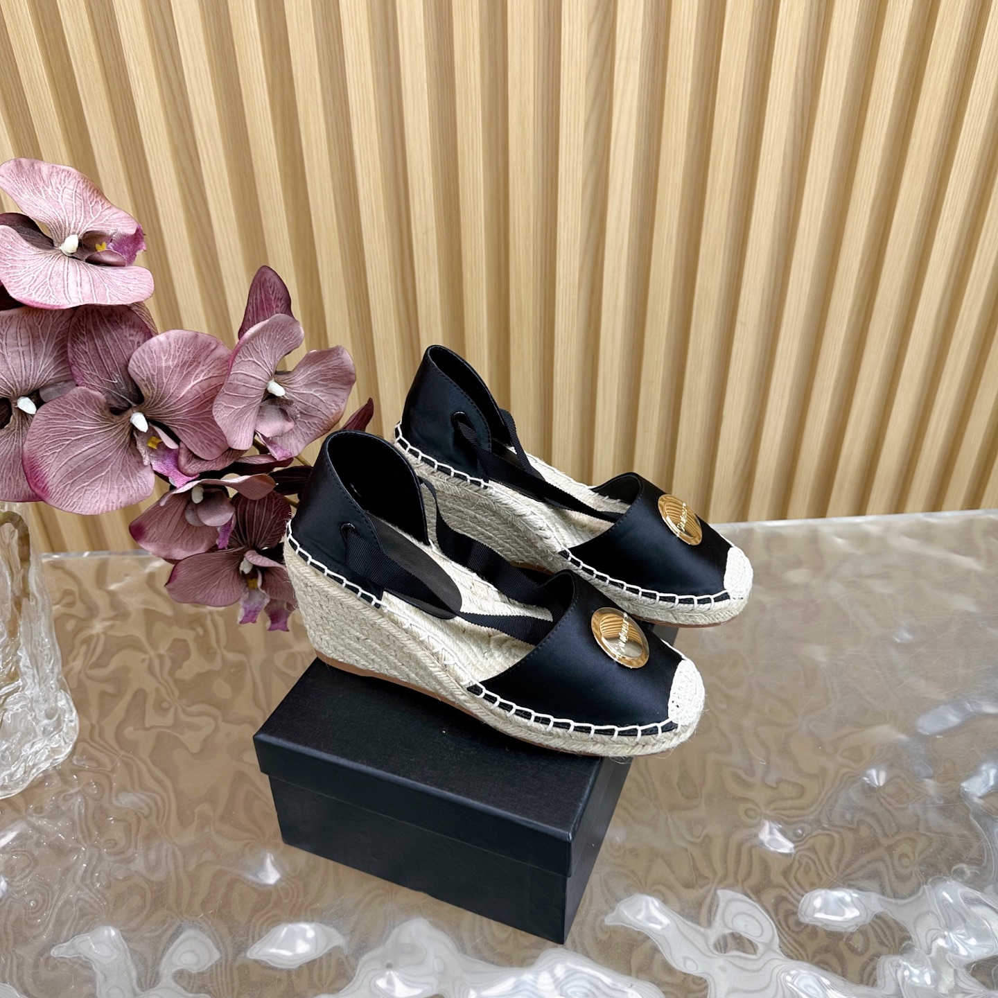 NO:235879,YSL Saint Laurent/(Fast shipping) new gold label logo, wedge sandals, fisherman shoes, counter 2025 early spring new YSL gold label, letter fisherman shoes series ————————————————————————————————————————————————————————————————————————————————————————————————————————————————————————————————————————————————————————————————————————————————————————————————————————————  2 water dyed sheepskin inner lining and footrest 3 hemp rope braided bottom 4 women's model 36–41 (customized by 40, 41), sandals, saint laurent, saint laurent, sandals, espadrilles, sheepskin, real silk19860909YSL圣罗兰/（出货快）新款金标logo 坡跟凉鞋 渔夫鞋 专柜2025早春新款YSL金标 字母渔夫鞋系列 ——————————— 爆款单鞋,上脚很美,购入正品原版build. 1鞋面采用真丝十分舒适！ 2水染羊皮内里和垫脚 3麻绳编底  4女款36–41（40、41定制）,凉鞋,saint laurent,saint laurent,sandals,espadrilles,sheepskin,real silk,Women's Shoes