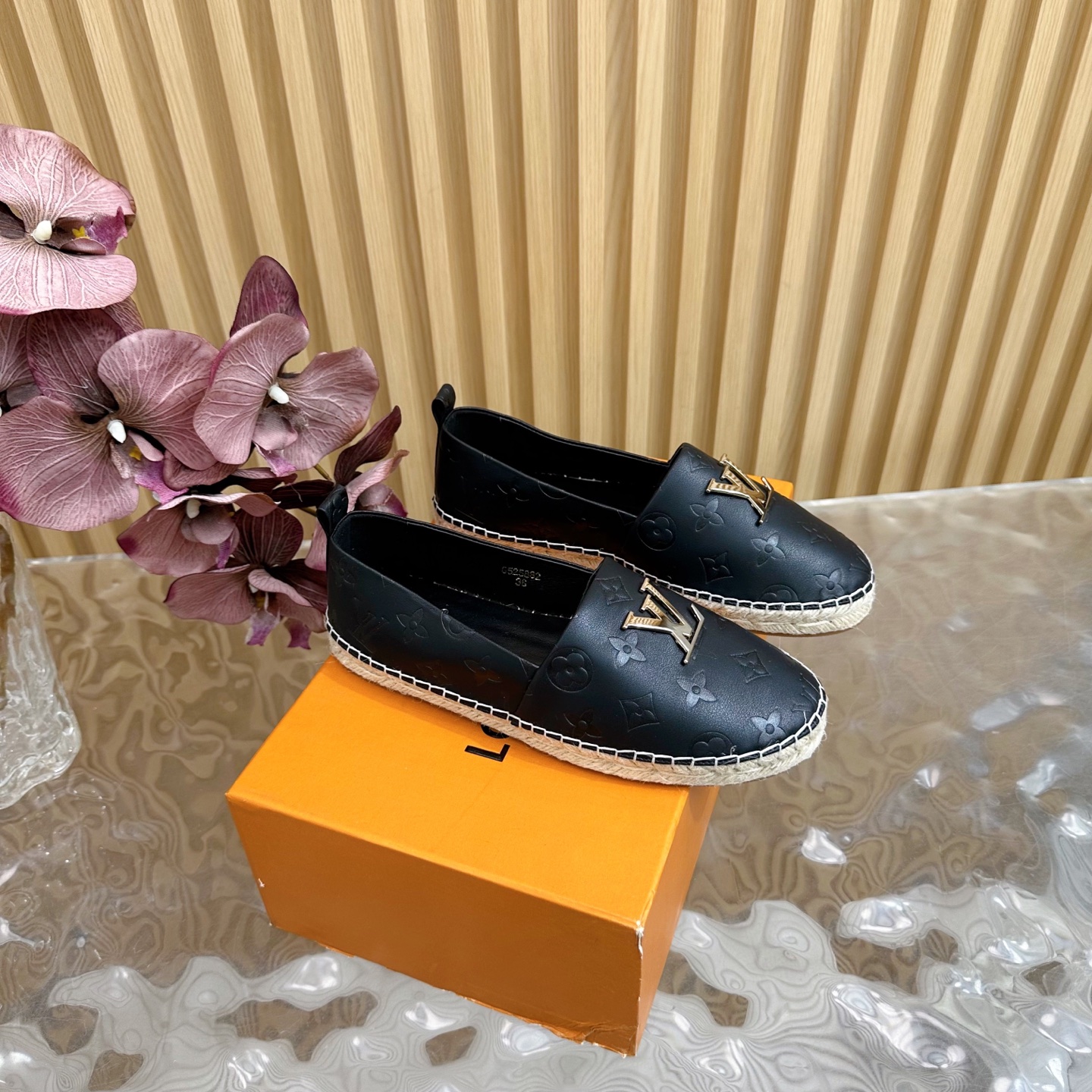 NO:235890,The 2025 counter will be released simultaneously [Lvui Vuitton/Louis Vuitton] original version will be developed one-to-one, so you will definitely be confident to sell it!  Starboard flat slippers are made of soft calfskin, with oversized LVCircle logo stamped on them ——————————— Bidart canvas shoes reinterpret classic summer shoes in a distinctive Louis Vuitton style. This elegant style is made of very soft textured calfskin with embroidered Monogram pattern, with ropes and rubber soles, ensuring greater resistance. Each pair is handmade using traditional techniques ·Calfs ·Handmade lint shoes (rubber soles) · lvCircle circle logo · Monogram under the soles · Size 35-41 (customized by 40, 41), fisherman shoes, christian louboutin, louis vuitton, louis vuitton, espadrilles, cowhide198609092025专柜同步发售【Lvui Vuitton/路易威登】原版一比一开发,绝对放心卖！Starboard 平面便鞋取材柔软小牛皮,其上压印超大LVCircle标识 —————————— Bidart 帆布鞋以鲜明的路易威登风格重新诠释经典夏季鞋履.这款优雅的款式采用非常柔软的纹理小牛皮制成,带有刺绣 Monogram 图案,采用绳索和橡胶鞋底,确保更大的阻力.每对都是使用传统技术手工制作的 ·小牛皮 ·手工麻底鞋（橡胶鞋底） · lvCircle圆圈标识 ·鞋底下方的 Monogram ·码数35-41（40、41定制）,渔夫鞋,christian louboutin,louis vuitton,louis vuitton,espadrilles,cowhide,Women's Shoes