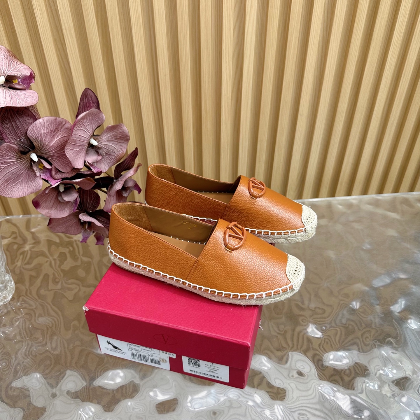 NO:235893,Valentino Garavani (fast shipping) top-level purchasing version of fisherman shoes, counter 2025 early spring new mesh V-button fisherman shoes series ———————————————————— Women’s popular single shoes, beautiful on the feet, buy genuine original build. 1 The upper is made of imported lace lychee leather and is very comfortable!  2 water-dyed sheepskin inner lining and footrest 3 hemp rope braided bottom 4 women's model 36/41 (customized by 40, 41), fisherman's shoes, valentino, valentino, espadrilles, cowhide, sheepskin19860909华伦天奴 Valentino Garavani（出货快）顶级代购货最高版本渔夫鞋 专柜2025早春新款网纱V扣渔夫鞋系列 ———————————女 爆款单鞋,上脚很美,购入正品原版build.  1鞋面采用进口拉帕荔枝纹牛皮十分舒适！ 2水染羊皮内里和垫脚 3麻绳编底  4女款36/41（40、41定制）,渔夫鞋,valentino,valentino,espadrilles,cowhide,sheepskin,Women's Shoes