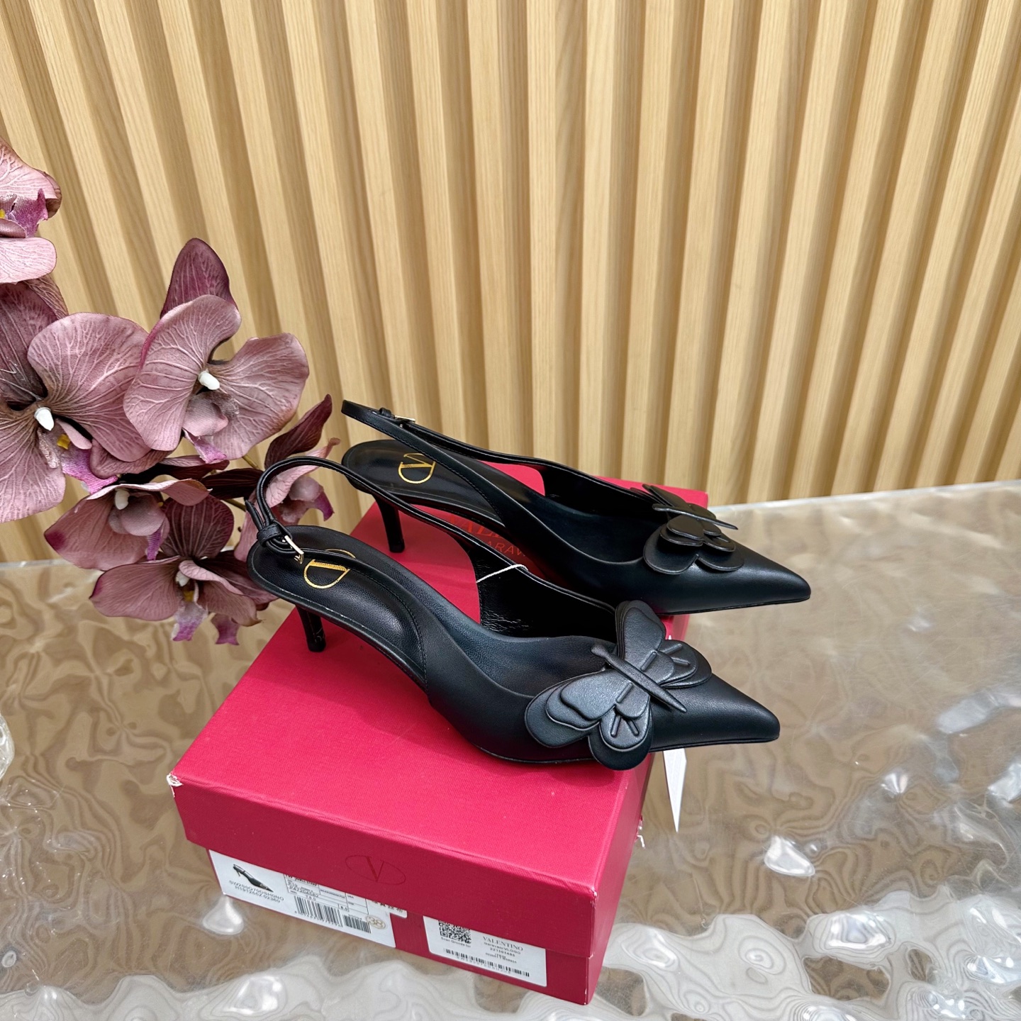 NO:235878,The latest version of 2025 Valentino Paris Fashion Show launches the latest version of Valentino thick heels butterfly flower sandals high heels ————————————————— Valentino This series interprets a new fashion charm, continues the super high heel design, and is favored by well-known overseas bloggers. Tens of millions of fans and bloggers are passionately interpreted and sold well at home and abroad. It has been out of stock at home and abroad. The top version of candy color matching, each color is beautiful. The upper is top layer cowhide, imported sheepskin, sole genuine leather outsole, heel height 6.5. The complete set of original packaging, size 35-43 (40.41.42.43, no return or exchange), high heels, valentino, valentino, sandals, high heels, cowhide, sheepskin, Leather soles198609092025最新款 顶级版本版本Valentino 巴黎时装秀场款推出最新款 华伦天奴粗跟蝴蝶花凉鞋高跟 —————————————— 华伦天奴此系列演绎全新时尚魅力 延续超高跟设计,深得海外知名博主青睐 千万粉丝博主倾情演绎,畅销海内外 国内已经断货,顶级版本 糖果色配色,每个颜色都是绝美 鞋面头层牛皮 内里进口羊皮 鞋底真皮大底 跟高6.5 包装全套原版包装 码数35一43码（40.41.42.43不退不换）,高跟鞋,valentino,valentino,sandals,high heels,cowhide,sheepskin,Leather soles,Women's Shoes