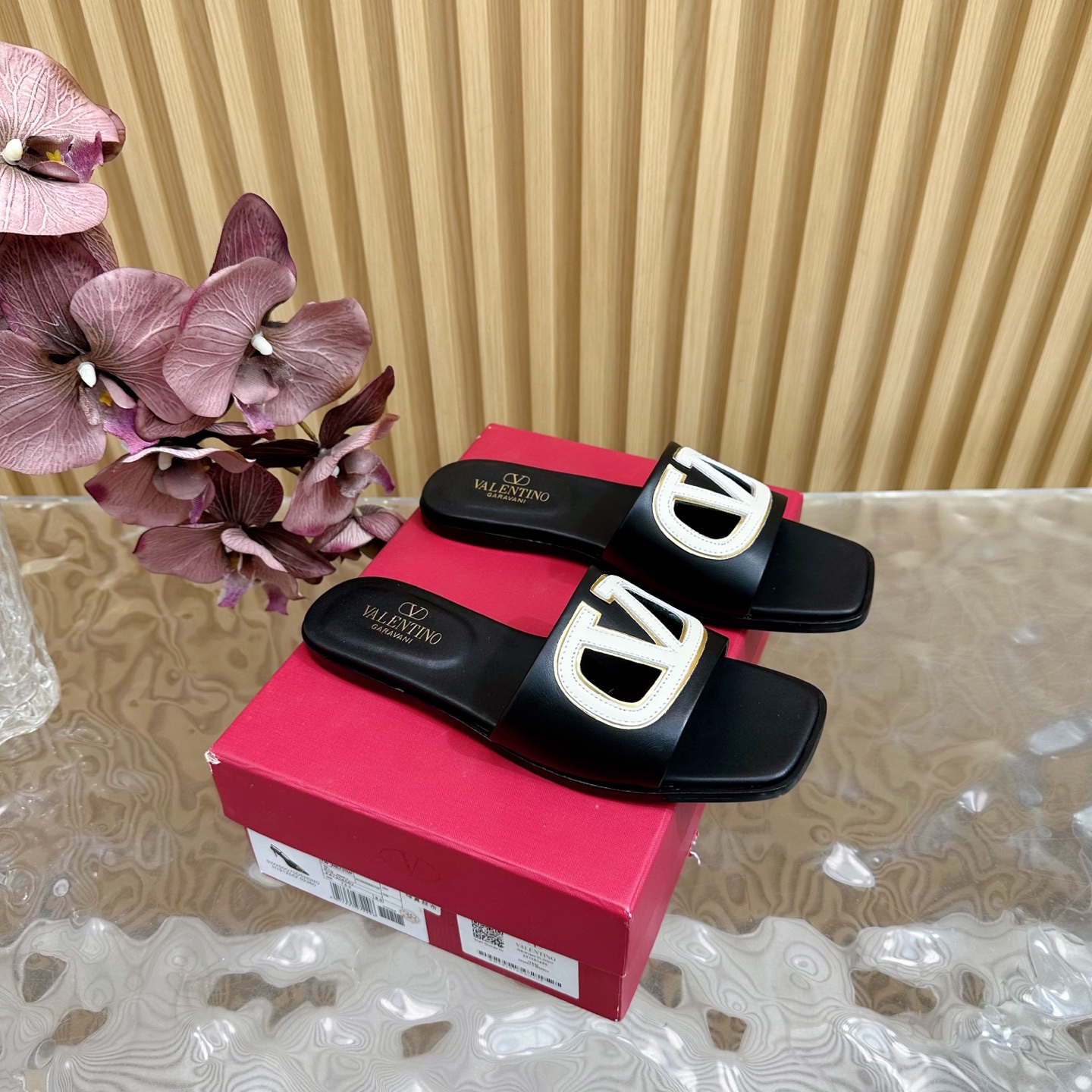 NO:235897,2025 new skill color matching, early spring counter catwalk model, synchronous update Valentino Valentino strips, deep-mouth semi-tork/flat-sole shoes/high-heeled single shoes/series, series ———————————————————————————————————————————————————————————————————————————————————————————————————————————————————————————————————————————————————————————————————————————————————————————————————————————————————————————————————————————————————————————————————————————————————————————————————————————————————————————————————————————————————————————————————————————————————————————————————————————————————————————————————————————————————————————————————198609092025新技能配色 早春专柜走秀款 同步更新 Valentino华伦天伦 条带 深口半拖/后续会出平底单鞋/高跟单鞋/系列 ———————————顶级版本 奶奶深口设计搭配彰显了品牌独有的设计风格 奢华时尚 极有辨识度 精致的圆头 侧身弧线完美 味儿特别纯正 名媛气质女人味十足 鞋面采用进口牛皮 内里采用混种羊皮 原版开模五金扣 意大利进口牛皮大底 码数35-39（40/41定制）,拖鞋,valentino,valentino,slippers,cowhide,sheepskin,Women's Shoes