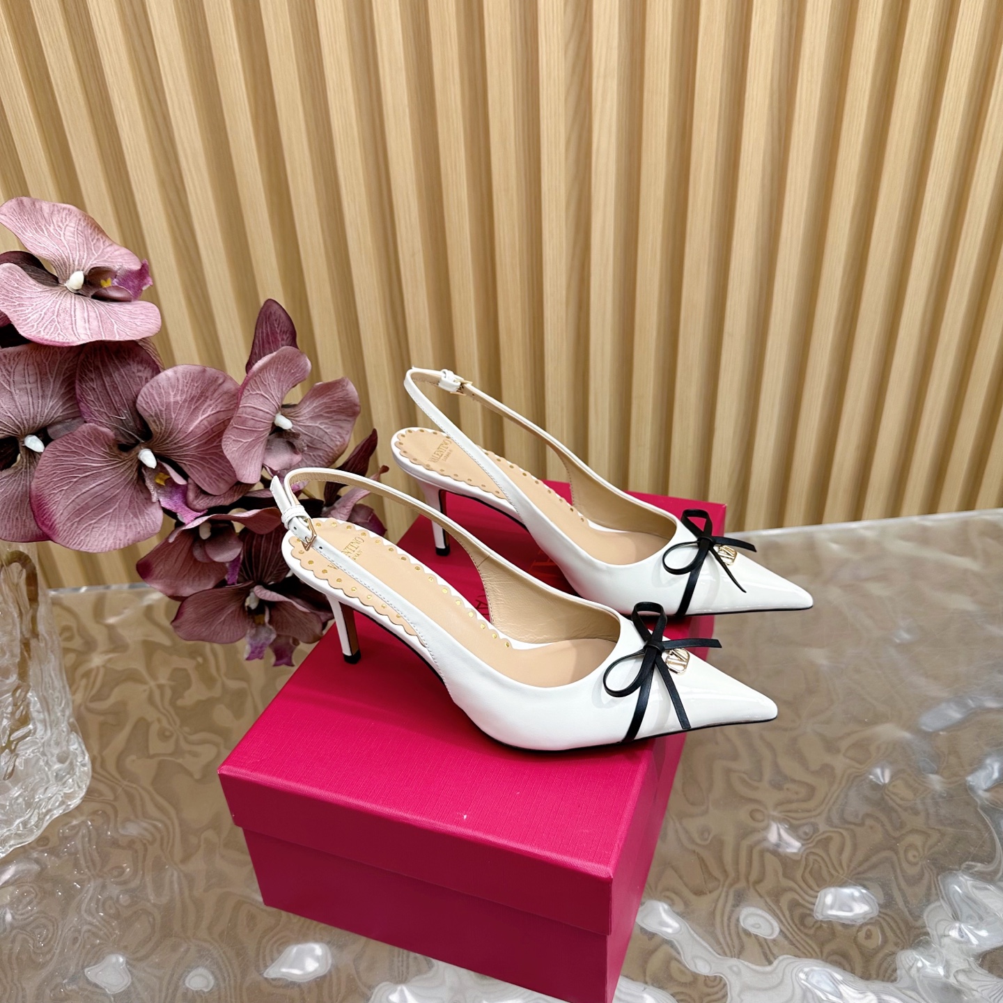 NO:235884,The latest version of 2025 Valentino Paris Fashion Show launches the latest version of Valentino thick heels butterfly flower sandals high heels ——————————————— Valentino This series interprets a new fashion charm, continues the super high heel design, and is favored by well-known overseas bloggers. Tens of millions of fans and bloggers are passionately interpreted and sold well at home and abroad. It has been out of stock at home and abroad. The top version of candy color matching, each color is beautiful. The upper is top layer cowhide, imported sheepskin, sole genuine leather outsole, heel height 8cm, the packaging is full of original packaging, size 35 to 43 (40.41.42.43, no return or exchange), high heels, valentino, valentino, sandals, high heels, cowhide, sheepskin, Leather soles198609092025最新款 顶级版本版本Valentino 巴黎时装秀场款推出最新款 华伦天奴粗跟蝴蝶花凉鞋高跟 ————————————— 华伦天奴此系列演绎全新时尚魅力 延续超高跟设计,深得海外知名博主青睐 千万粉丝博主倾情演绎,畅销海内外 国内已经断货,顶级版本 糖果色配色,每个颜色都是绝美 鞋面头层牛皮 内里进口羊皮 鞋底真皮大底 跟高8cm 包装全套原版包装 码数35一43码（40.41.42.43不退不换）,高跟鞋,valentino,valentino,sandals,high heels,cowhide,sheepskin,Leather soles,Women's Shoes