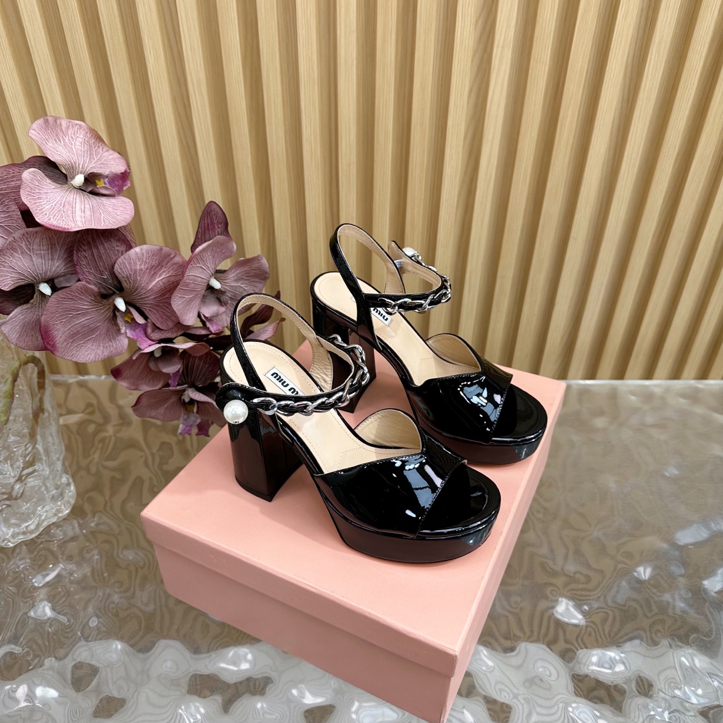 NO:235903,Miumiu 25s spring and summer waterproof platform. The heel of thick-heeled sandals is so beautiful. ——————————————————————————————————————————————— The distinctive design style and unique beauty. The strongly demonstrates the unrestrained modern attitude. The creation is beautiful and smooth appearance. It is also comfortable and fashionable. The upper is made of imported silk material. The tiptoe is all sheepskin. Italian imported cowhide. The water platform is 3cm. Heel height is 11cm. zesi35-39 (40/41/42), high heels, miumiu, sandals, high heels, cowhide, sheepskin, real silk.19860909miumiu 缪缪25s春夏新品防水台 粗跟凉鞋鞋跟镶满闪闪水滴钻太美了 —————————————— 鲜明的设计风格和独特的美感 极强的彰显着个性不羁的摩登态度 创作即外观线条优美流畅 又上脚舒适时髦精必入款. 鞋面采用进口真丝材质 内里踮脚均为羊皮 意大利进口牛皮大底 水台3cm 跟高11cm zesi35-39（40/41/42）,高跟鞋凉鞋,miumiu,sandals,high heels,cowhide,sheepskin,real silk,Women's Shoes