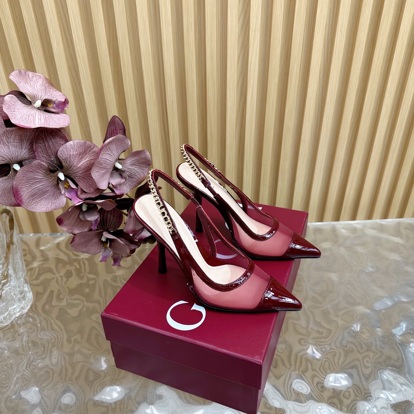 NO:239016,2025 counter synchronizes spring and summer new Gucci 25S spring and summer new double G diamond chain buckle with sandals high heels —————————————————— G home reflects the sense of high-end, always convinces the capital. It looks quite simple style, but it is inexplicably high-end on the feet. It is very sexy and allows you to easily match it. The upper uses imported mesh and patent leather double G chain. The inner part uses imported sheepskin. Italian imported genuine leather sole. Heel height is 4.5cm. 10.5cm. Size35-39 (customized on 40/41/42), sandals, gucci, gucci, sandals, sheepskin198609092025专柜同步春夏新款Gucci 25S春夏新品双G钻链扣后带凉鞋高跟 —————————————— G家在体现高级感这块 总让人大写的服气 看起来蛮简单的款式 但上脚就莫名很高阶 非常性感 让你轻松搭配尽显各种风格 鞋面采用进口网纱拼漆皮双g链条 内里采用进口羊皮 意大利进口真皮底 跟高4.5cm 10.5cm Size35-39（40/41/42定制）,凉鞋,gucci,gucci,sandals,sheepskin,Women's Shoes