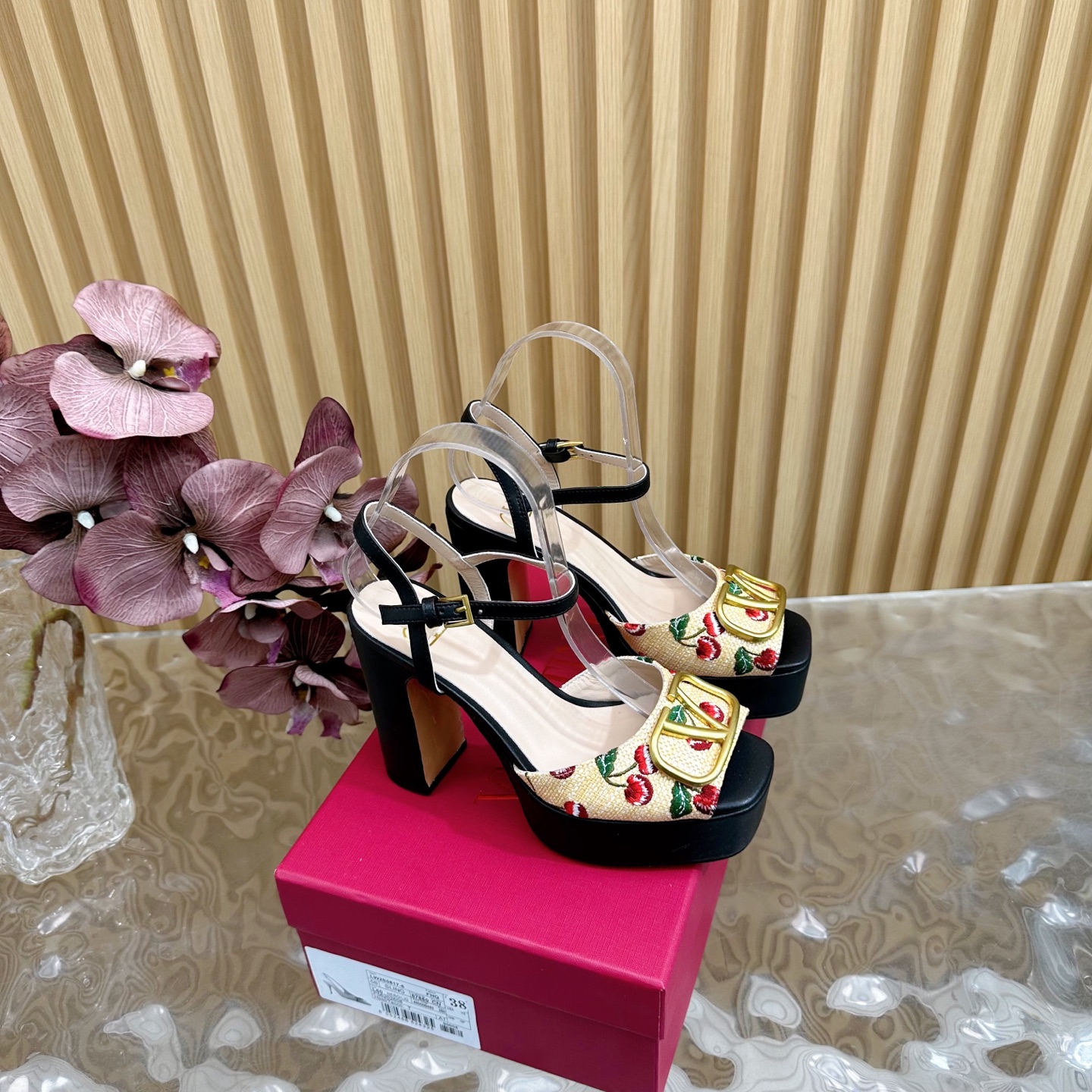 NO:478458,The latest 2025 model Little Cherry Series Launches Valentin Valentin Classic Big V Buckle Hentian Gao Waterproof Platform High Heel Sandals Classic Big V Buckle Element Design and Matching ———————————————————————————————————————————————————————————————————————————————————————————————————————————————————————————————————————————————————————————————————————————————————————————————————————————————————————————————————————————————————————————————————————————————————————————————————————————————————————————————————————————————————————————————————————————————————————————————————————————————————————————————————————————————————————————————————————198609092025最新款 小樱桃系列 推出 Valentin华伦天伦经典大V扣恨天高防水台高跟凉鞋经典的大V扣元素设计搭配 ——————————— 彰显了品牌独有的设计风格 奢华时尚 极有辨识度 精致的圆头 侧身弧线完美 味儿特别纯正 小小野性  名媛气质女人味十足 鞋面采用进口小牛皮 内里采用混种羊皮 原版开模五金扣 意大利进口牛皮大底 码数35-39（40/41/42定制）,高跟鞋凉鞋,valentino,valentino,sandals,high heels,cowhide,sheepskin,Women's Shoes