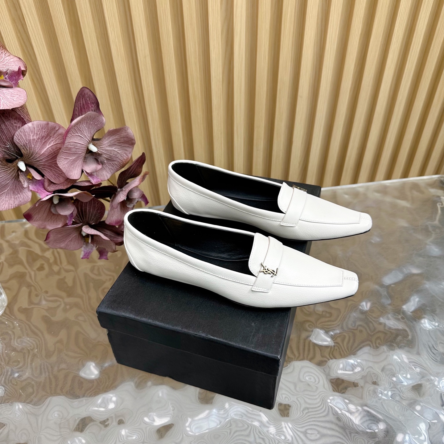 NO:265784,Saint Laurent Hardware Button Flat Heels Sandals The super popular YSL Hardware Button Sandals are launched simultaneously in the counter. Major celebrities and internet celebrities are putting their feet on the feet. The style is fashionable and versatile, simple and high-end, making elegance to the extreme, and the goddess style is full of the foot!  Imported calfskin / patent leather imported inner lining sheepskin outsole size 35-41 (customized by 40, 41), single shoes, saint laurent, saint laurent, saint laurent, saint laurent, sandals, cowhide, sheepskin, Leather soles19860909Saint Laurent圣罗兰五金扣平跟鞋 凉鞋 超火的YSL五金扣凉鞋 专柜同步上新 各大明星网红纷纷上脚 款式时髦百搭 简约又高级 把优雅做到极致 上脚女神范爆棚！ 鞋面进口小牛皮 /漆皮 内里进口羊皮 大底真皮大底 码数35-41（40、41定制）,单鞋,saint laurent,saint laurent,saint laurent,sandals,cowhide,sheepskin,Leather soles,Women's Shoes