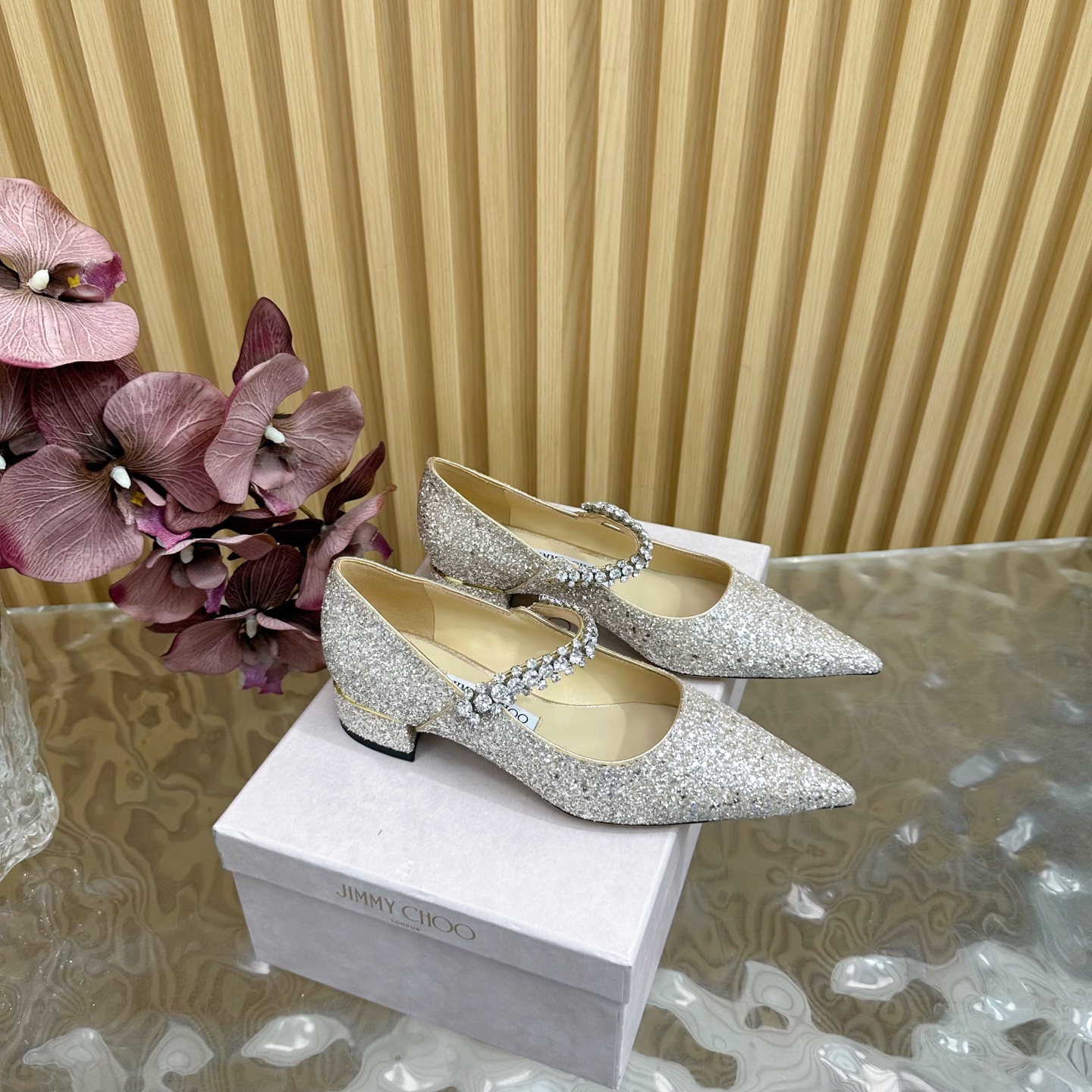 NO:392086,High-version Jimmy Choo｜Zhou Yangjie's classic one-line diamond-belt Mary Jane shoes and single shoes ————————————————————————— Your best companion for the skirt in the closet. I believe I admire the high-heeled shoe designers at JC home who have a good grasp of the psychology of women. The shoes made will definitely allow any woman to control a shoe that does not coexist with sexy and elegant. It is paired with a glittering Swarovski crystal chain to embellish it. The design is not exaggerated but it shows its style. In addition, the small pointed coffin shape is completely perfect and very comfortable to put on the feet. What are the fashionable people waiting for? This one took a whole month from purchasing the original version to making it, and it is almost the same as the original version!  A must-have wardrobe, there is definitely one that suits you!  !  The fabric is made of imported Greet sequins, inner foot pad mixed breed sheepskin Customized A-grade Italian leather sole Size35-39 (customized on 40/41), single shoes, jimmy choo, swarovski, chanel, mary jane, high heels, skirts, sheepskin19860909高版本Jimmy Choo｜周仰杰经典一字钻带玛丽珍鞋单鞋 ——————————— 你衣柜里裙子最好的伴侣,相信我就佩服JC家的高跟鞋履设计师把女人的心理把握的很到位,做出来的鞋子绝对会让任何一个女人都把持不性感与优雅并存的一款鞋子,搭配一条闪闪动人的施华洛世奇水晶链条予以点缀装饰十分醒目优雅的设计,风格不浮夸但尽显格调,再加上小尖头棺型完全做到了极致上脚非常舒适时髦精们还在等什么?这款从购买原版到制作一共整整花了一个月的时间去打磨,到现在几乎与原版一致！衣橱必备款,绝对有一款是适合你的！！ 面料采用进口格力特亮片 内里垫脚混种羊皮 定制A级意大利真皮底 Size35-39（40/41定制）,单鞋,jimmy choo,swarovski,chanel,mary jane,high heels,skirts,sheepskin,Women's Shoes