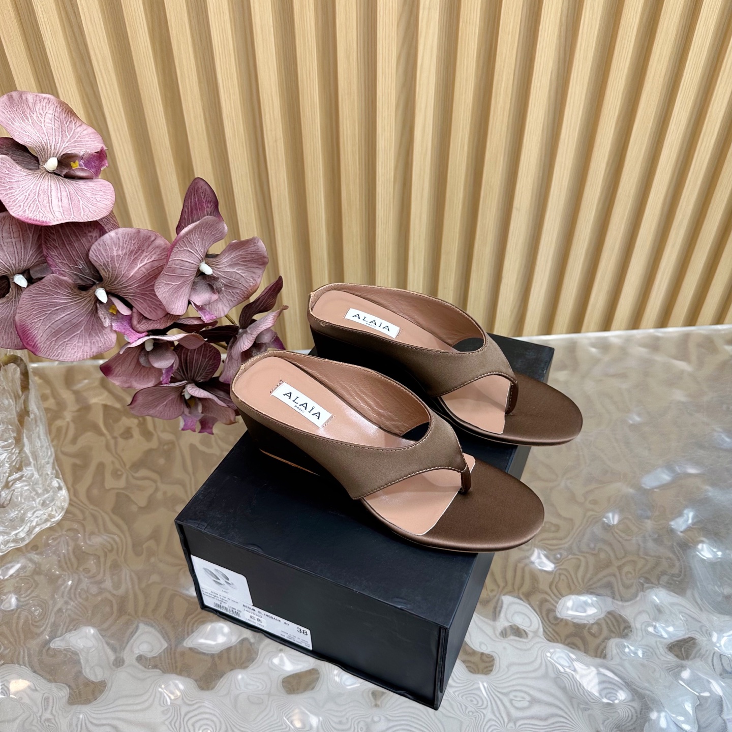 NO:439246,2025 new model of the show ALAIA｜French high-end first-tier high-end brand with angled heel sandals Super fairy ———————————————————————————————————————————————————————————————————————————————————————————————————————————————————————————————————————————————————————————————————————————————————————————————————————————————————————————————————————————————————————————————————————————————————————————————————————————————————————————————————————————————————————————————————————————————————————————————————————————————————————————————————————————————————————————————————————————————————————198609092025专柜新款走秀款ALAIA｜法国高端一线高定品牌 夹角坡跟凉拖超仙女 —————————————— AzzedineAlaia:时尚界最后的手艺人 只忠于展现女性身体曲线的裁剪之王 始创于1979年的品牌Alaia 一直主售时装感十足的型格女鞋 鞋面真丝 内里羊皮 鞋底真皮大底 跟高6cm 码数35-41（40.定制） 包装Alaia原版包装,分趾鞋,alaia,sheepskin,real silk,Leather soles,Women's Shoes