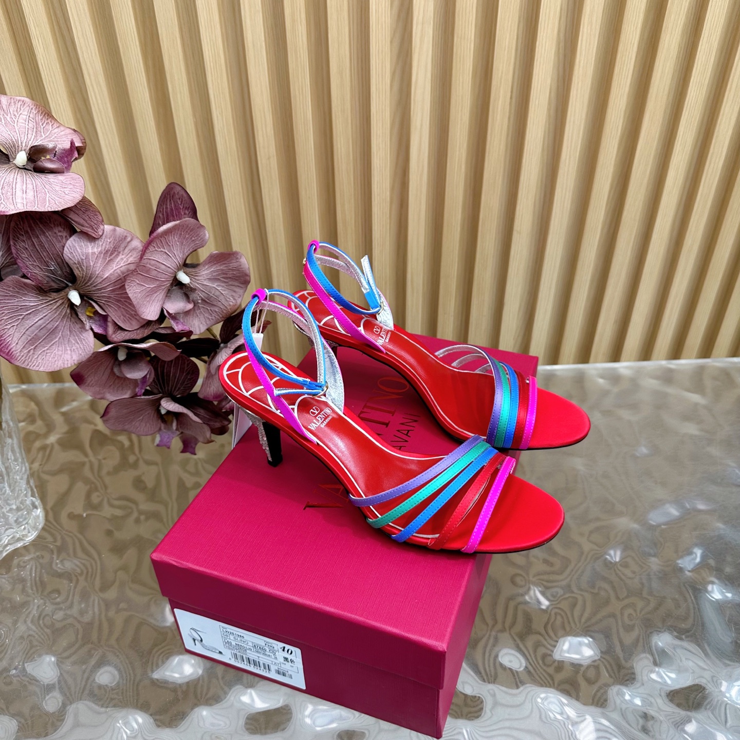 NO:477505,2025 catwalk high-end Valentino fish scale diamond high heel sandals beautiful texture very easy to match, can be worn in any season ————————————— Valentino's series interprets a new fashion charm, continues the super high heel design, and is favored by well-known overseas bloggers. Tens of millions of fans and bloggers are passionately interpreted and sold at home and abroad. It has been out of stock at home and abroad. The top version candy color matching, each color is beautiful. Upper cowhide imported sheepskin sole genuine leather sole heel height 8cm. Packaging full set of original packaging. Size 35-41 size (40.41.42 not returned or replaced), high heels sandals, valentino, valentino, sandals, high heels, cowhide, sheepskin, Leather soles198609092025走秀款高版本Valentino 鱼鳞钻高跟 凉鞋 绝美的质感 非常好搭配,任何季节可穿 ——————————— 华伦天奴此系列演绎全新时尚魅力 延续超高跟设计,深得海外知名博主青睐 千万粉丝博主倾情演绎,畅销海内外 国内已经断货,顶级版本 糖果色配色,每个颜色都是绝美 鞋面牛皮 内里进口羊皮 鞋底真皮大底 跟高8cm 包装全套原版包装 码数35一41码（40.41.42不退不换）,高跟鞋凉鞋,valentino,valentino,sandals,high heels,cowhide,sheepskin,Leather soles,Women's Shoes