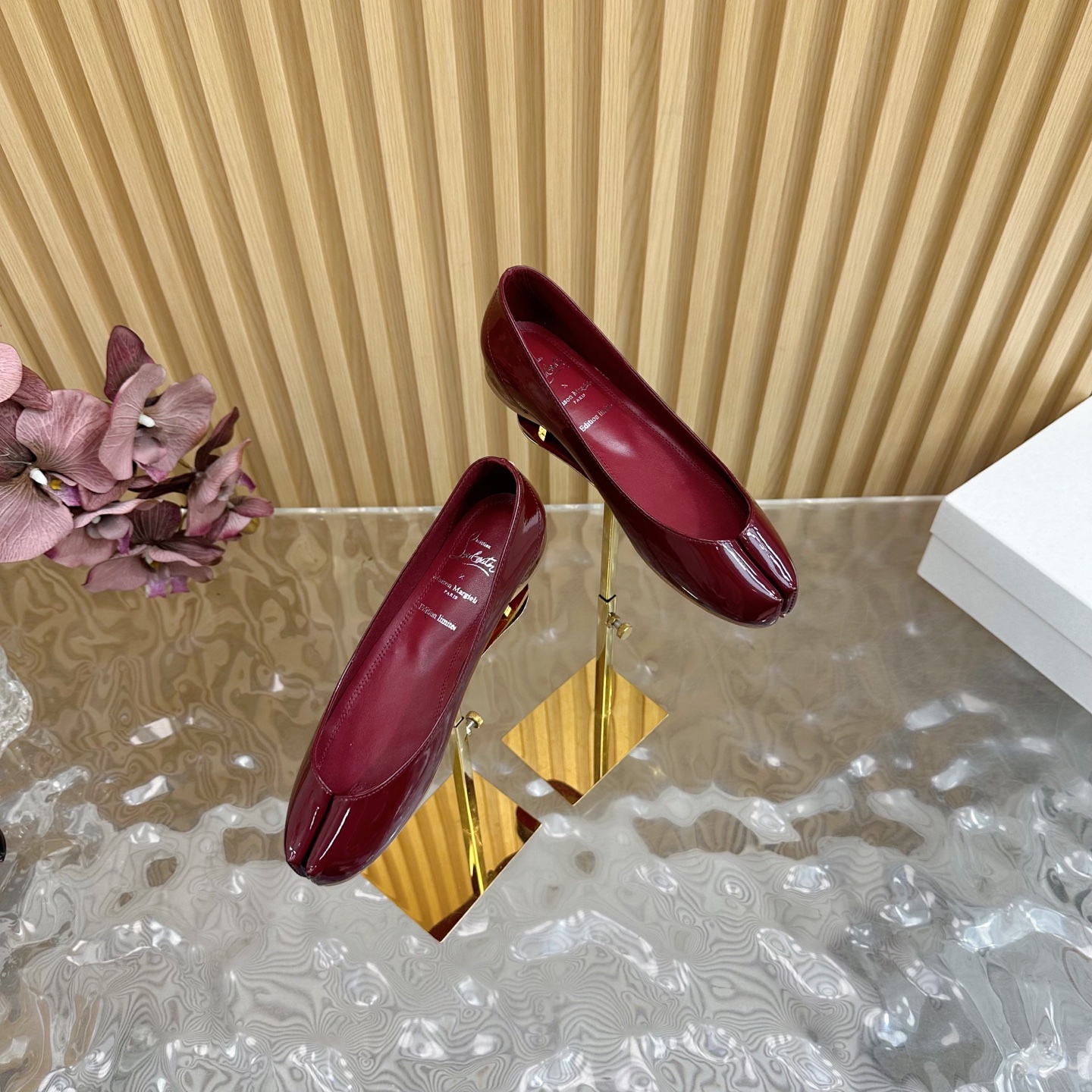 NO:249722,CL x Maison margiel* 25SS split toe flat shoes ——————————————— Upper ox patent leather footbed sheepskin, original open-molded sole, size 35~41 (40.41 custom-made without return or exchange), split toe shoes, christian louboutin, sheepskin19860909CL x Maison margiel* 25SS分趾平底单鞋 ——————————— 鞋面牛漆皮 垫脚羊皮 大底原版开模大底 码数35~41码（40.41定制不退换）,分趾鞋,christian louboutin,sheepskin,Women's Shoes