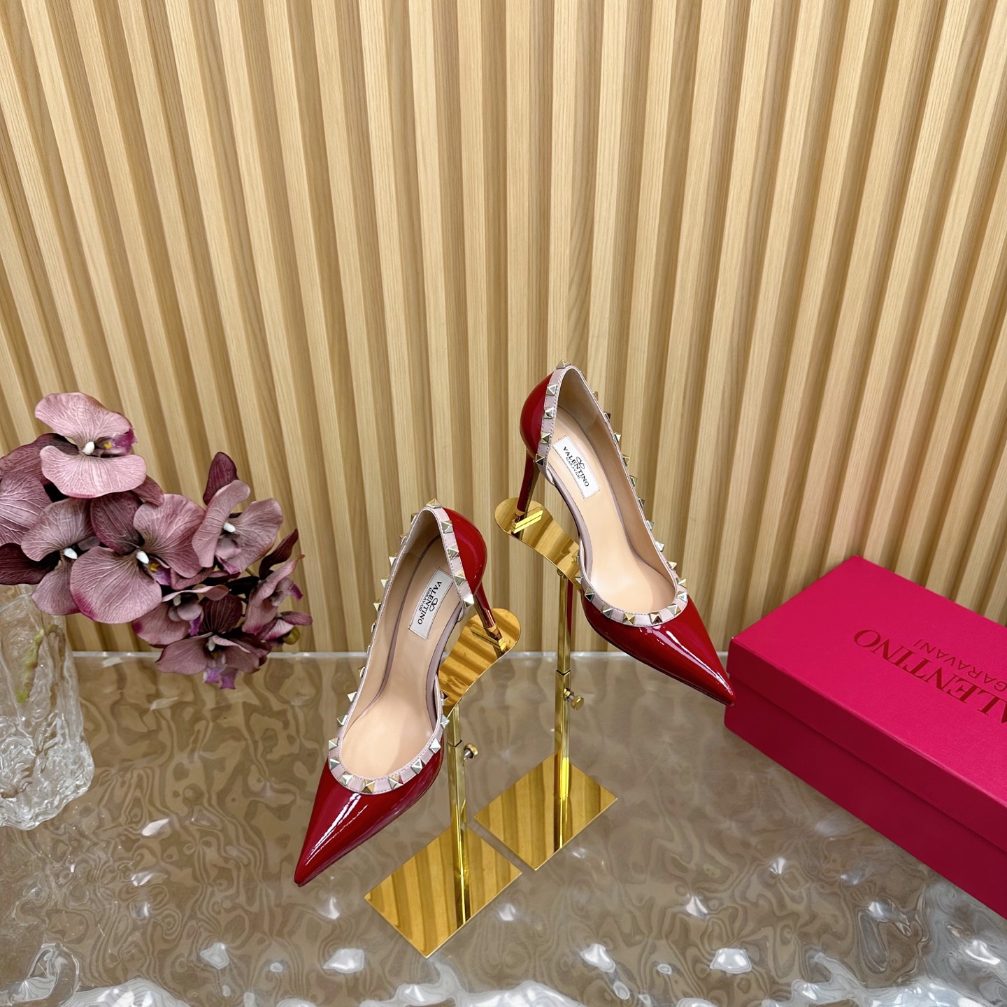 NO:249717,2025 catwalk high-version Valentino rivet side empty high heels sandals Beautiful texture Very easy to match, can be worn in any season —————————————————————————————————————————————————————————————————————————————————————————————————————————————————————————————————————————————————————————————————————————————————————————————————————————————————————————————————————————————————————————————————————————————————————————————————————————————————————————————————————————————————————————————————————————————————————————————————————————————————————————————————————————————————————————————————————————————————————198609092025走秀款高版本Valentino 铆钉侧空高跟 凉鞋 绝美的质感 非常好搭配,任何季节可穿 ———————————顶级品质 华伦天奴此系列演绎全新时尚魅力 延续超高跟设计,深得海外知名博主青睐 千万粉丝博主倾情演绎,畅销海内外 国内已经断货,顶级版本 糖果色配色,每个颜色都是绝美 鞋面漆皮 内里进口羊皮 鞋底真皮大底 跟高9.5cm 包装全套原版包装 码数35一41码（40.41.42.43不退不换）,高跟鞋单鞋,valentino,valentino,sandals,high heels,sheepskin,Leather soles,Women's Shoes