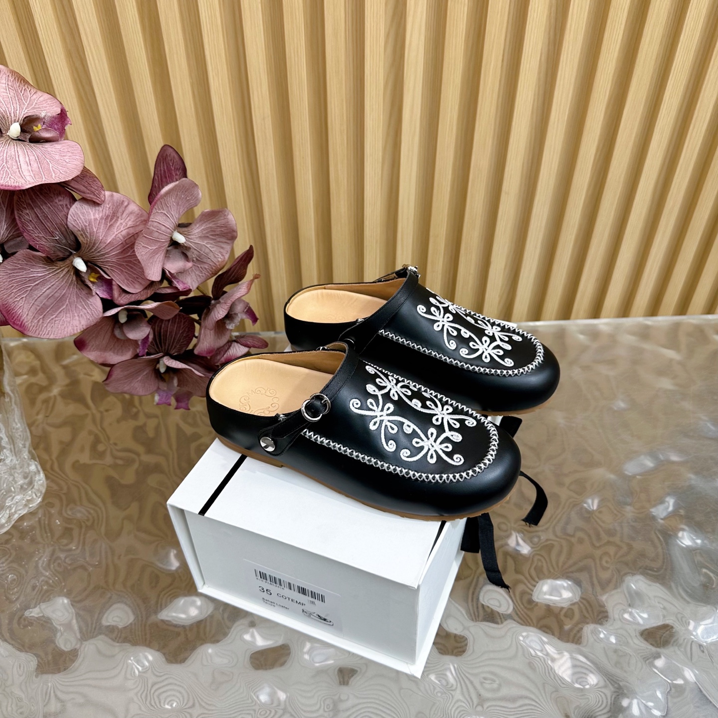 NO:249702,Cotemp 55/New Fashion Electric Embroidery Birken Toe Strip Semi-Train Continues the eternal classical and comfortable, the unique round toe shoe shape injects more exquisite considerations into the neutral tone of the shoe body, portraying a more vivid and unrestrained artist image. The iconic metal bark buckle is located at the toe, cleverly blending classical thoughts and brand ingenious thinking. The upper is super soft butter leather, imported suede, inner sheepskin, footbed cowhide, outsole rubber outsole Size#35-39 (40 custom made without return), semi-Train, cowhide, sheepskin, chamois leather19860909Cotemp 55/新款时髦 电绣 勃肯包头拖 半拖 延续恒久的古典与舒适,独特的圆头鞋型为鞋体的中性基调注入更多精致考量 刻画一个更鲜活的、不拘小节的艺术家形象,标志性的金属巴克提扣位于鞋头处,巧妙融合古典思绪与品牌巧思 鞋面超软牛油皮 进口麂皮 内里羊皮 垫脚牛皮 大底橡胶大底 Size#35-39（40订做不退换）,半拖,cowhide,sheepskin,chamois leather,Women's Shoes