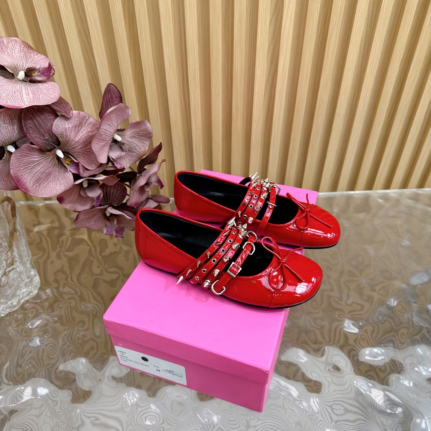 NO:249697,Sharing of Niche Trendy Brand Good Products | ABRA 25 Spring and Summer New Rivet Flat Sole Round-toe Ballet Shoes Half-Travel Single Shoes ————————————Second-Travel Single Shoes This pair of rivet ballet shoes is simply lit up. Rivet   lace shoes elements [is the perfect match for sweet and cool. All kinds of pants and skirts of Black Stars can be matched with haha ​​fabric is silky. The foot feels very soft, and the comfort can be said to be its ceiling. Compared with the previous rivet shoes, you are so comfortable that you scream. The nude color is also very good, but I think it is more suitable for a gentle and gentle style! Can be salty or sweet! The upper is made of imported mixed-bred sheepskin/paper leather, inner foot padded sheepskin, original open mold rubber sole, light and comfortable, size: 35-40 (40 custom made without return and exchange) with original packaging, semi-torque single shoes, skirts, sheepskin19860909小众潮牌好物分享|ABRA25春夏新款鉚釘平底圆头芭蕾舞鞋半拖单鞋 —————————半拖 单鞋 這雙鉚釘芭蕾舞单鞋,簡直眼前一亮 鉚釘＋蕾舞鞋元素【就是甜美酷酷的完美適配,黑色星人的各種褲子裙子都可以配哈哈面料是絲質 腳感很軟,舒適度可以說是它家天花板你相比以往鉚釘鞋簡直舒服到尖叫,裸色上腳也是很好看,但覺得更適合溫溫柔柔的風格！可盐可甜！ 鞋面采用进口混种羊皮/漆皮 内里垫脚羊皮 原版开模橡胶大底 轻便舒适 码数:35-40（40定做不退换） 配原版包装,半拖单鞋,skirts,sheepskin,Women's Shoes