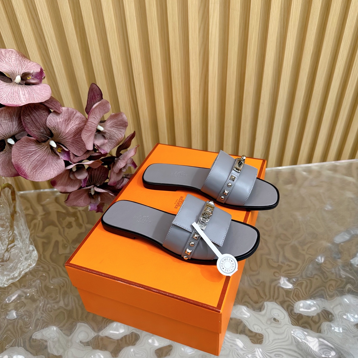 NO:249692,Classic Hermès/Hermès Classic H-thick heels/flat slippers ———————————————— Extremely retro design, strong exotic style, full of fashionable feeling, and accent on your feet. Simple styles are great if you match them with a high-end feel. It is hard not to love the versatile color and smooth lines!  The fabric is made of imported cowhide/Yangjing. The inner foot pads are all lambskin. Italian cowhide outsole   genuine leather edge strip. Size35-39 (customized by 34/40/41/42), slippers, hermes, hermes, slippers, cowhide, sheepskin, sheep19860909经典之作Hermès/爱马仕经典H粗跟/平底拖鞋 ————————————— 极约复古的设计 浓厚的异域风情 时髦感十足、随便上脚都很有腔调 简简单单的款式随便搭配一下高级感就很棒 百搭的颜色流畅的线条很难不爱！ 面料采用进口牛皮/羊京 内里垫脚均为小羊皮 意大利牛皮大底 真皮沿条 Size35-39(34/40/41/42定制）,拖鞋,hermes,hermes,slippers,cowhide,sheepskin,sheep,Women's Shoes