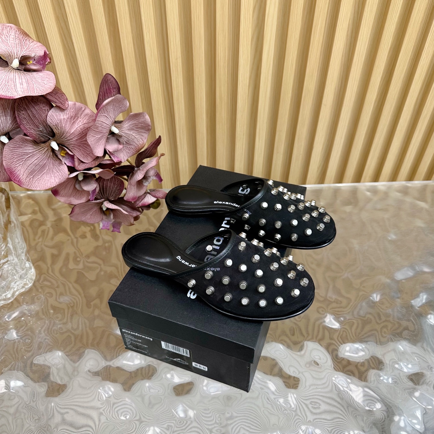 NO:249687,Purchasing grade Alexande* Wang · 25ss rivets/diamond mesh muller bag-toe slippers ————————————— Personalized and elegant style, super textured, love, love, this model is simple and fashionable and comfortable to wear. An indispensable model in summer presents a brand new iconic outline. This shoe is made of soft leather, hollow heel with hardware logo, upper cowhide/original mold opening button nails, inner sheepskin sole Italian leather outsole Size35-40 (customized by 40, 41), semi-torque, alexander wang, slippers, cowhide, sheepskin, Leather soles19860909代购级Alexande* Wang 大王·25ss 铆钉/钻面网面穆勒包头拖鞋 ———————————— 个性御姐风 超有质感 爱了爱了 该款设计简约上脚时尚舒服 夏季不可缺少的一款大王呈现焕然一新的标志性轮廓. 这款鞋履由柔软皮制成镂空鞋跟搭配五金件徽标 鞋面牛皮/原版开模钮钉 内里羊皮里鞋底意大利真皮大底 Size35-40（40、41定制）,半拖,alexander wang,slippers,cowhide,sheepskin,Leather soles,Women's Shoes