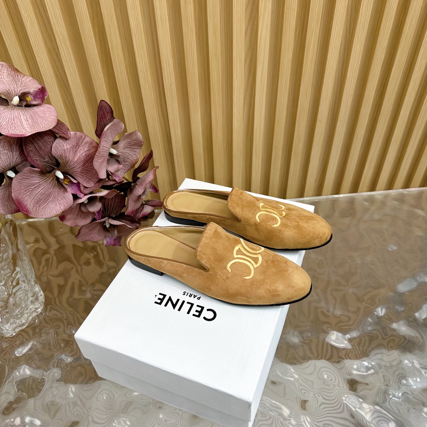 NO:249724,2025 new Celine/Celine classic four-season retro loafers ——————————————————————— More British college style, not picky for people to wear, minimalist style, a very exquisite small leather shoes, super modified legs, the most important thing is versatile, matched with skirts, pants or small suits in spring and autumn, and you can match various socks in winter. Retro and fashionable style, it looks good no matter what!  The upper is made of Yangjing/horse hair. The inner foot pads are all mixed-bred sheepskin. Imported leather sole from Italy. Size35-39 (customized by 40 and 41), semi-wrap, celine, celine, loafers, skirts, business suit, sheepskin, sheep, Leather soles, socks198609092025新款 Celine/赛琳经典四季复古乐福鞋 ——————————— 更加的英伦学院风 不挑人穿 极简主义风格 很精致的一款小皮鞋 超级修饰腿型 最重要的是百搭好看 春秋搭配裙子裤子或者小西装 冬天就可以搭配各种袜子 复古时髦风格 怎么样都好看的呀！ 鞋面采用羊京/马毛 内里垫脚均为混种羊皮 意大利进口真皮大底 Size35-39（40、41定制）,半拖,celine,celine,loafers,skirts,business suit,sheepskin,sheep,Leather soles,socks,Women's Shoes