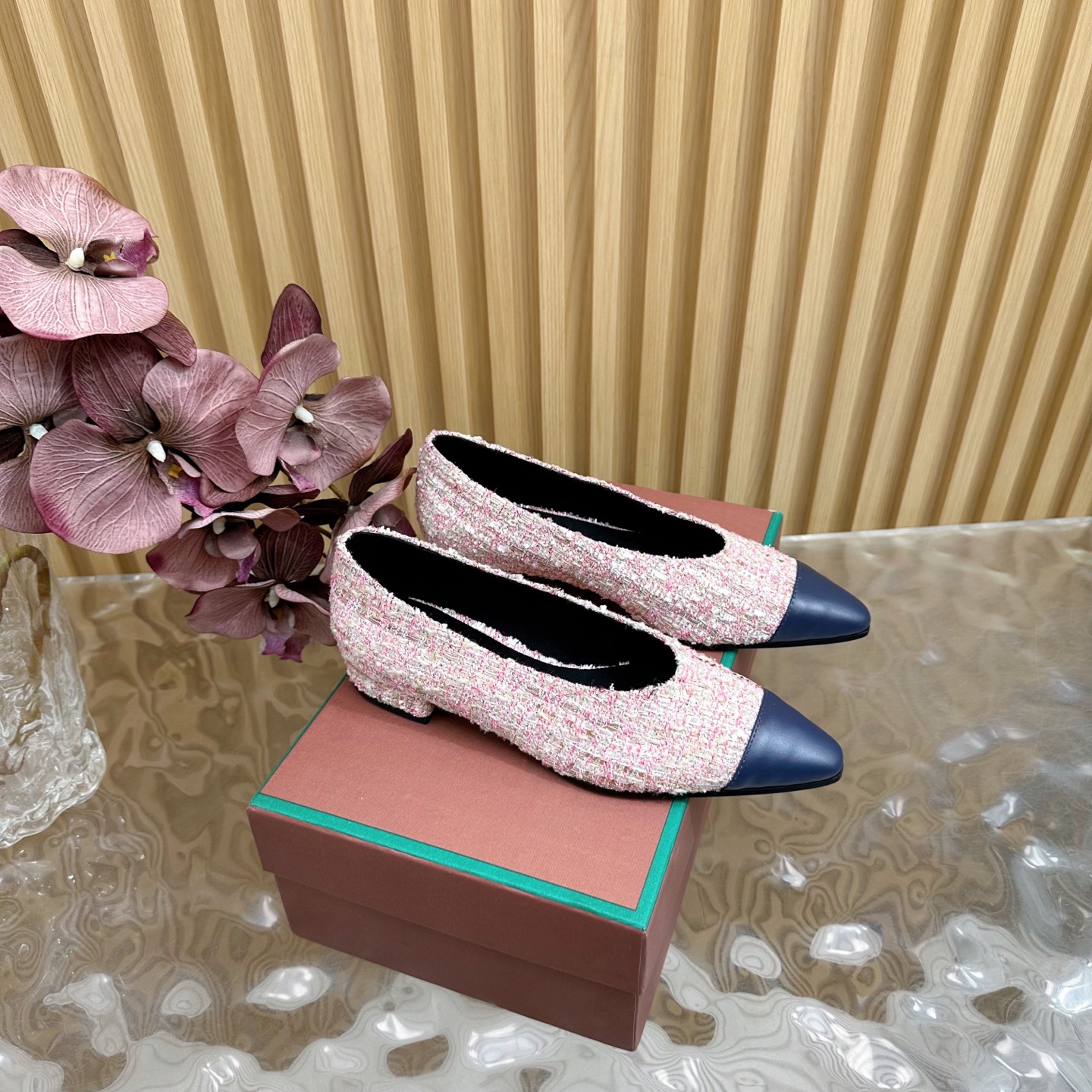 NO:249720,Loro Piana/ LP 55 classic and beautiful color-blocking retro witch flat shoes, minimalist style, retro and level!  ————————————————Cloth leather surface is simple and atmospheric, and is a very pleasing style!  The king of high-end versatile all year round, spring, summer, autumn and winter. The upper is made of cloth/cowhide. Customized velvet cloth with inner foot pads. Imported genuine leather sole from Italy. Size 35-39 (40.41 customized), single shoes, loro piana, loro piana, flats, cowhide, Leather soles19860909Loro Piana/ LP 55经典绝美拼色复古女巫平底鞋单鞋 极简主义风格,复古又级！ ———————————布 皮面 简约又大气,属于非常耐看的款式！高级百搭之王一年四季春夏秋冬皆适宜 鞋面采用布面/牛皮 内里垫脚定制绒布 意大利进口真皮大底 码数35-39（40.41 定做）,单鞋,loro piana,loro piana,flats,cowhide,Leather soles,Women's Shoes