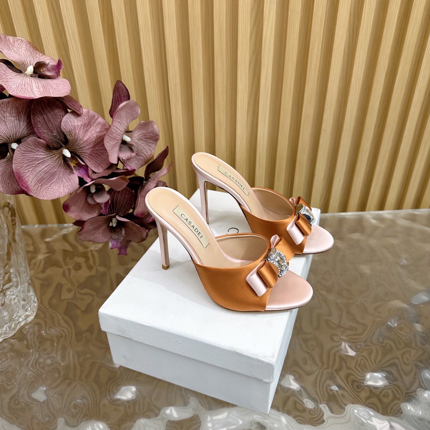 NO:249710,2025 spring and summer new sandals CASADEI/Casartia spring and summer new rhinestone bow high heel slippers ——————————— Which woman can reject such beautiful high heels? High heels paired with shining rhinestones, high-end and sexy!  Its unparalleled texture is invited to invite you to your daily trip or banquet. The upper is made of original custom rhinestones. The inner foot pads are lambskin. Italian imported cowhide outsole. Heel height is 7.5cm/10.5cm size35-39 (customized by 40/41), high heels, sandals, high heels, slippers, cowhide, sheepskin198609092025春夏新款凉鞋 CASADEI/卡萨帝亚春夏新品水钻蝴蝶结高跟拖鞋 ————————————— 哪个女人能拒绝如此美艳的高跟鞋 高跟搭配闪耀的水钻 高级又性感！ 无论日常出行还是宴会邀约它无与伦比的质感 鞋面采用原版定制水钻 内里垫脚均为小羊皮 意大利进口牛皮大底 跟高7.5cm/10.5cm size35-39（40/41定制）,高跟鞋凉鞋,sandals,high heels,slippers,cowhide,sheepskin,Women's Shoes