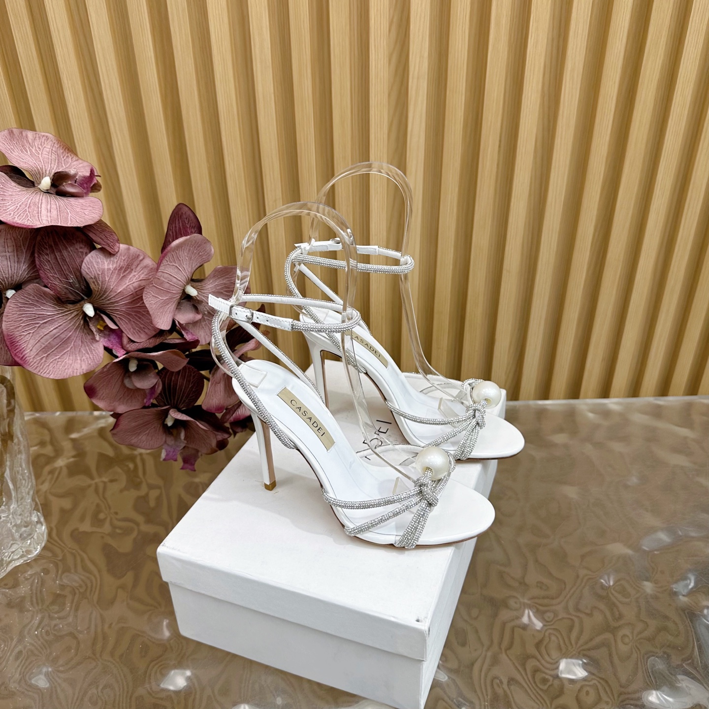 NO:249715,2025 spring and summer new sandals CASADEI/Casartia spring and summer new products Pearl Rhinestone high heel sandals ——————————— Which woman can reject such beautiful high heels? High heels paired with shining rhinestones, high-end and sexy!  Its unparalleled texture is invited to travel or banquets. The upper uses original custom rhinestones. The inner foot pads are lambskin. Italian imported cowhide outsole. Heel height 7.5cm/10.5cm size35-39 (customized by 40/41), high heels, sandals, high heels, cowhide, sheepskin198609092025春夏新款凉鞋 CASADEI/卡萨帝亚春夏新品 珍珠水钻高跟凉鞋 ————————————— 哪个女人能拒绝如此美艳的高跟鞋 高跟搭配闪耀的水钻 高级又性感！ 无论日常出行还是宴会邀约它无与伦比的质感 鞋面采用原版定制水钻 内里垫脚均为小羊皮 意大利进口牛皮大底 跟高7.5cm/10.5cm size35-39（40/41定制）,高跟鞋凉鞋,sandals,high heels,cowhide,sheepskin,Women's Shoes