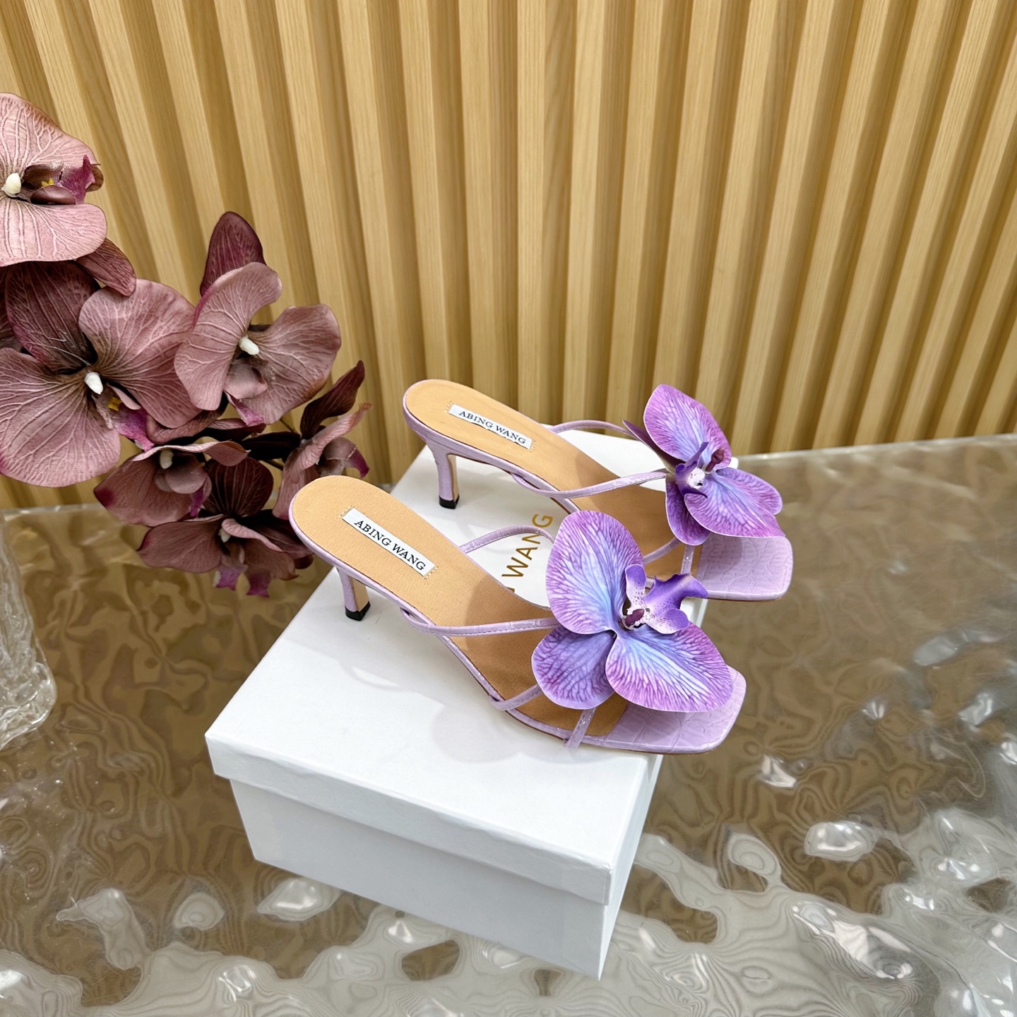 NO:258992,New spring and summer ABING WANG original brand flower cat heel slippers The soul work of Thai designers is very suitable for summer sunny sandals. Wear it on a trip. It is simply too beautiful. The embellishment of flowers is extremely charming. —————————————————————————————————————————————————————————————————————————————————————————————————————————————————————————————————————————————————————————————————————————————————————————————————————————————————————————————————————————————————————————————————————————————————————————————————————————————————————————————————————————————————————————————————————————————————————————————————————————————————————————————————————————————————————————————————19860909春夏新款ABING WANG 原创品牌花朵猫跟拖鞋 泰国设计师灵魂之作 非常适合夏日的阳光凉鞋 穿着它出游 简直不要太美了花朵的点缀 倍感魅力极致 ————————————— 在夹脚基础上增添了灵动的手工花朵缀饰,推出了这款散发着迷人魅力的单品. 鞋面石头纹牛皮 大底真皮底 内里羊皮 跟高6cm 码数35-42（40、41、42定做),高跟鞋,sandals,high heels,slippers,cowhide,sheepskin,Women's Shoes