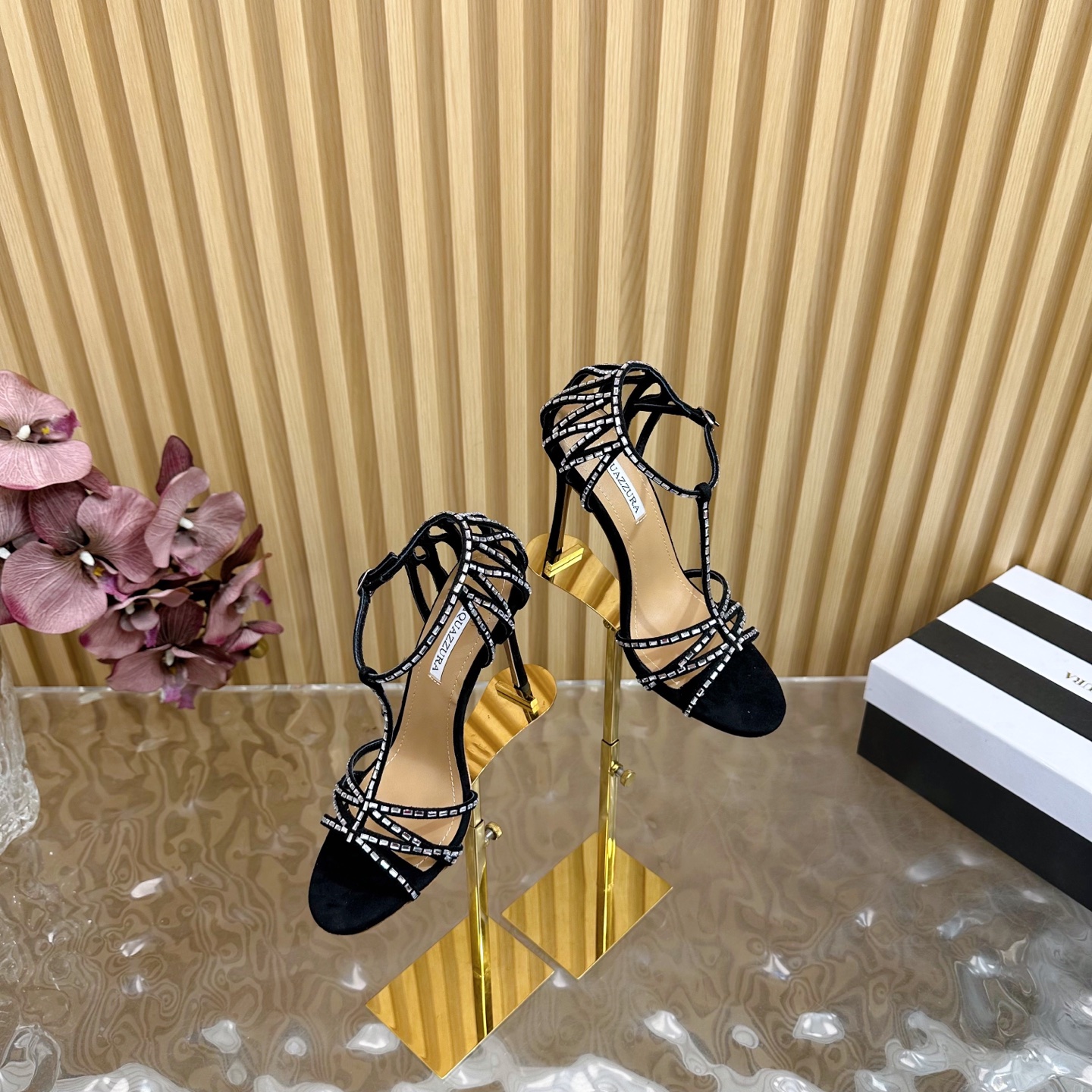 NO:249695,【Aquazzura】 New top version of Pineapple Women’s Hot Diamond High Heel Sandals Original 1-to-1 mold opening heel!  Swarovski rhinestones, shining light ———————————————————— Glossy diamond surface Imported sheepskin with original mold heels, simple and generous. Make the shoes more feminine. Designs suitable for party are suitable for various skirts, dresses and evening dresses, nightclubski rhinestones. High heels are matched with Swarovski rhinestones. All occasions are noble and elegant * Full package. * Upper patent leather/silk iron diamonds * Lining sheepskin * Sole Italian leather outsole * Heel height 10.5cm * Size 35-43 (40, 41, 42 custom made without return), high heels sandals, swarovski, sandals, high heels, skirts, sheepskin, real silk, Leather soles19860909【Aquazzura】 新款顶级版本菠萝女士烫钻 高跟凉鞋原版1比1开模鞋跟！施华洛世奇水钻,闪耀光芒 —————————光面 钻面 进口羊皮搭配原版开模鞋跟,简单大方 .使鞋子更有女人味,适合派对的设计适用各种套裙,于连衣裙晚礼服,夜场各种款式 跟高搭配施华洛世奇水钻.任何场合都显高贵气质 * 全套包装. * 鞋面 漆皮/真丝烫钻 * 衬里 羊皮 * 鞋底 意大利真皮大底 * 跟高 10.5cm * 码数 35-43（40、41、42订做不退换）,高跟鞋凉鞋,swarovski,sandals,high heels,skirts,sheepskin,real silk,Leather soles,Women's Shoes