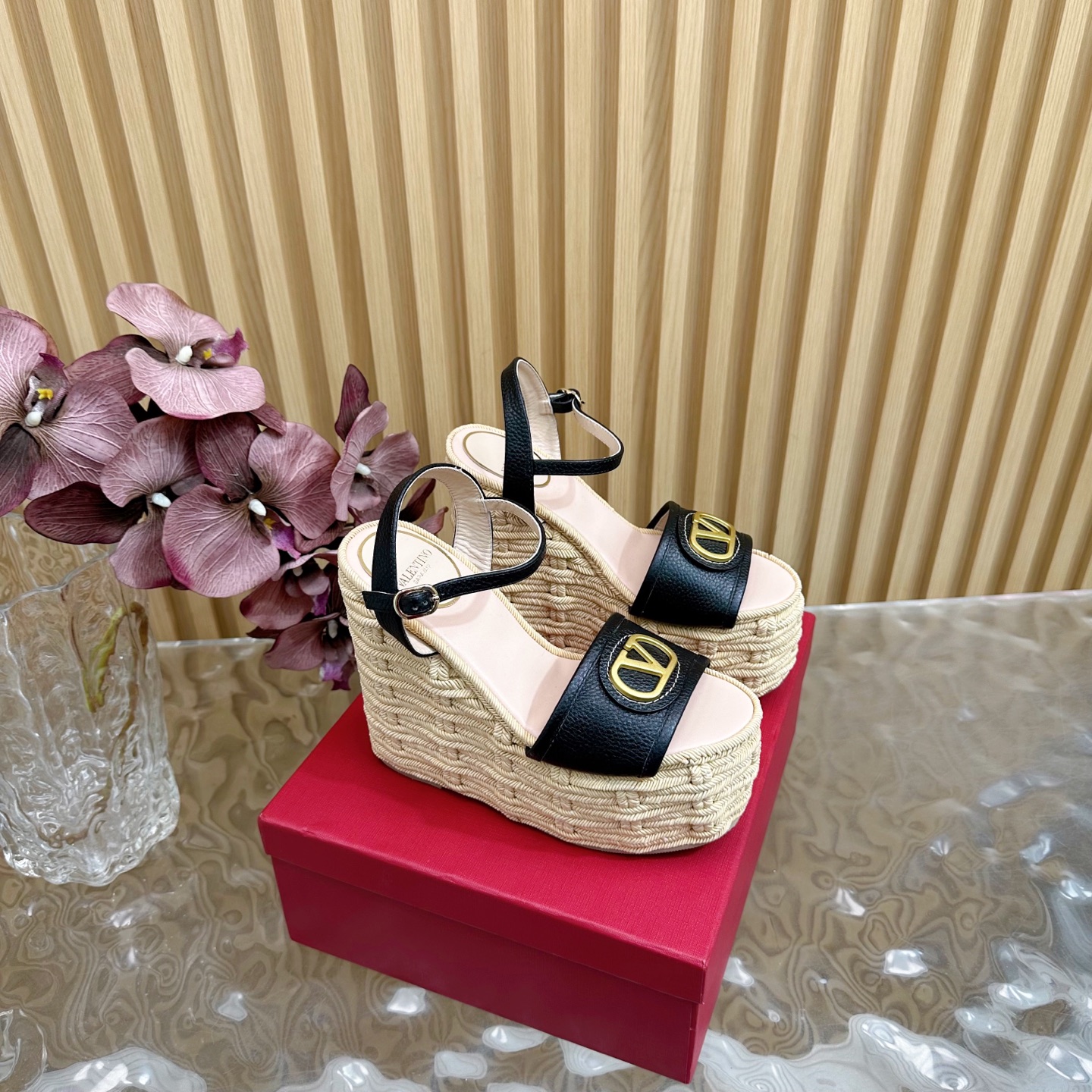 NO:249690,2025 series Early spring counter catwalk model, synchronous update Valentino Valentino strips Deep mouth semi-torn/flat single shoes/high heeled single shoes/series ——————————————————————————————————————————————————————————————————————————————————————————————————————————————————————————————————————————————————————————————————————————————————————————————————————————————————————————————————————————————————————————————————————————————————————————————————————————————————————————————————————————————————————————————————————————————————————————————————————————————————————————————————————————————————————————————————————————————198609092025系列 早春专柜走秀款 同步更新 Valentino华伦天伦 条带 深口半拖/后续会出平底单鞋/高跟单鞋/系列 ———————————顶级版本 奶奶深口设计搭配彰显了品牌独有的设计风格 奢华时尚 极有辨识度 精致的圆头 侧身弧线完美 味儿特别纯正 名媛气质女人味十足 鞋面采用进口牛皮 内里采用混种羊皮 跟高水台7cm,跟高15cm 原版开模五金扣 意大利进口牛皮大底 码数35-39（40/41定制）,凉鞋,valentino,valentino,sandals,cowhide,sheepskin,Women's Shoes