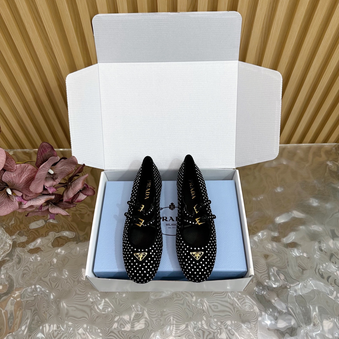 NO:249685,High-version | Prada 5 new products, new style of counter Mary Zhen sandals/single shoes, new series, —————With aircraft horse hair, rivets, upper horse hair/rivets, specific mixed-bred sheepskin inner lining, large sole original molded rubber sole, shoe size: 35-42 (customized, 40, 41, 42, no return or exchange) Original counter full set of luxury packaging, ballet shoes, prada, sandals, mary jane, sheepskin19860909高版本 | Prada 5 新品 专柜新款玛丽珍凉鞋/单鞋 系列上新 —————配飞机盒马毛 铆钉 鞋面马毛/铆钉  内里特定混种羊皮内里 大底原版开模橡胶底 鞋码:35-42（40、41、42定制不退换） 原版专柜全套豪华包装,芭蕾舞鞋,prada,sandals,mary jane,sheepskin,Women's Shoes