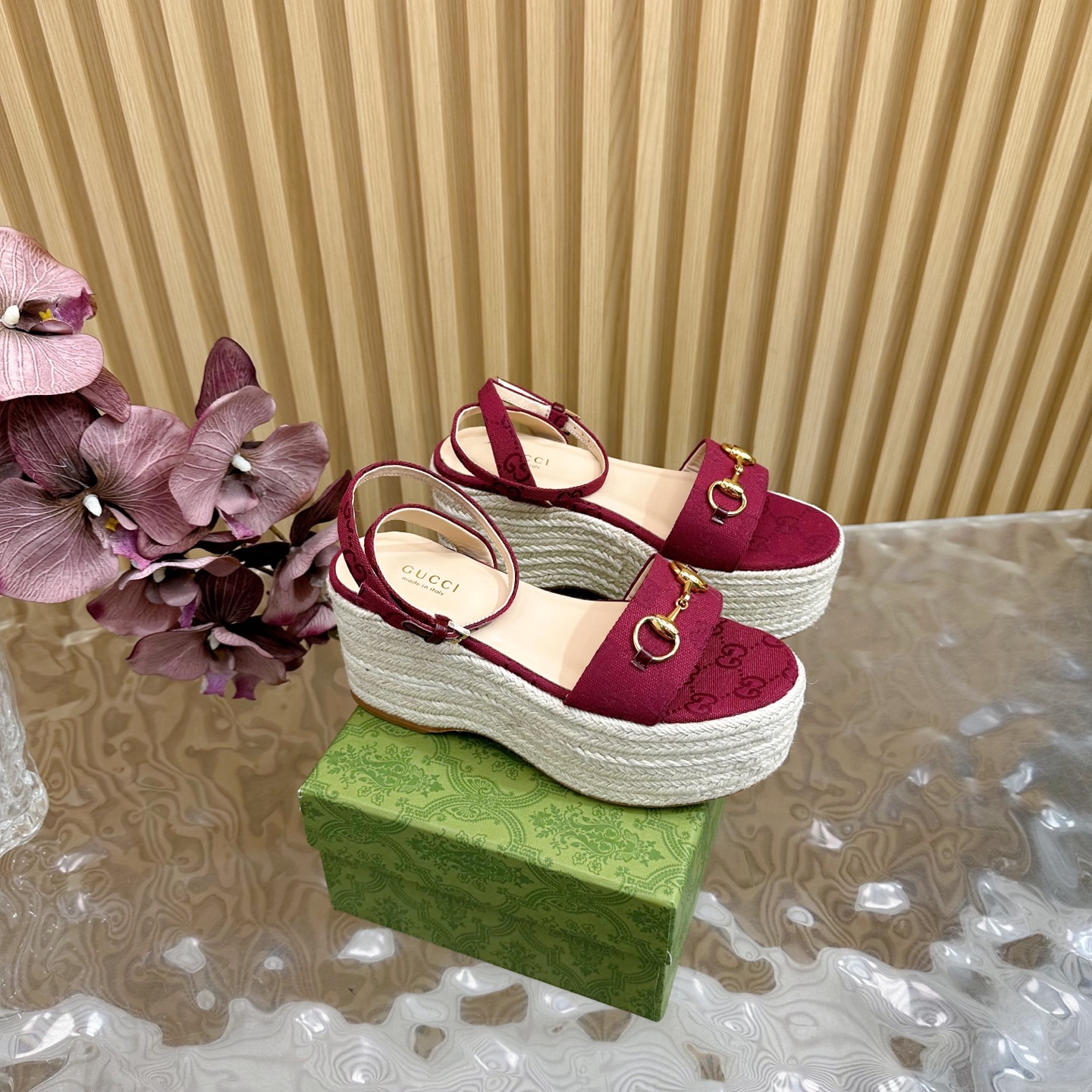 NO:249668,2025 counter synchronizes the new spring and summer Gucci 25S spring and summer new double G fabric hemp rope sole sandal thick sole ————————————————— G home reflects the sense of high-end, always convinces the capital. It looks quite simple style, but it is inexplicably high-end on the feet. It is very sexy and allows you to easily match it. The upper is imported special fabric. The inner lining is imported sheepskin. The heel height is 7.5cm. Size35-39 (customized by 40/41/42), sandals, gucci, gucci, sandals, sheepskin198609092025专柜同步春夏新款Gucci 25S春夏新品双G布料麻绳大底 凉鞋厚底 ————————————— G家在体现高级感这块 总让人大写的服气 看起来蛮简单的款式 但上脚就莫名很高阶 非常性感 让你轻松搭配尽显各种风格 鞋面采用进口特殊布 内里采用进口羊皮 意大利进口真皮底 跟高7.5cm Size35-39（40/41/42定制）,凉鞋,gucci,gucci,sandals,sheepskin,Women's Shoes