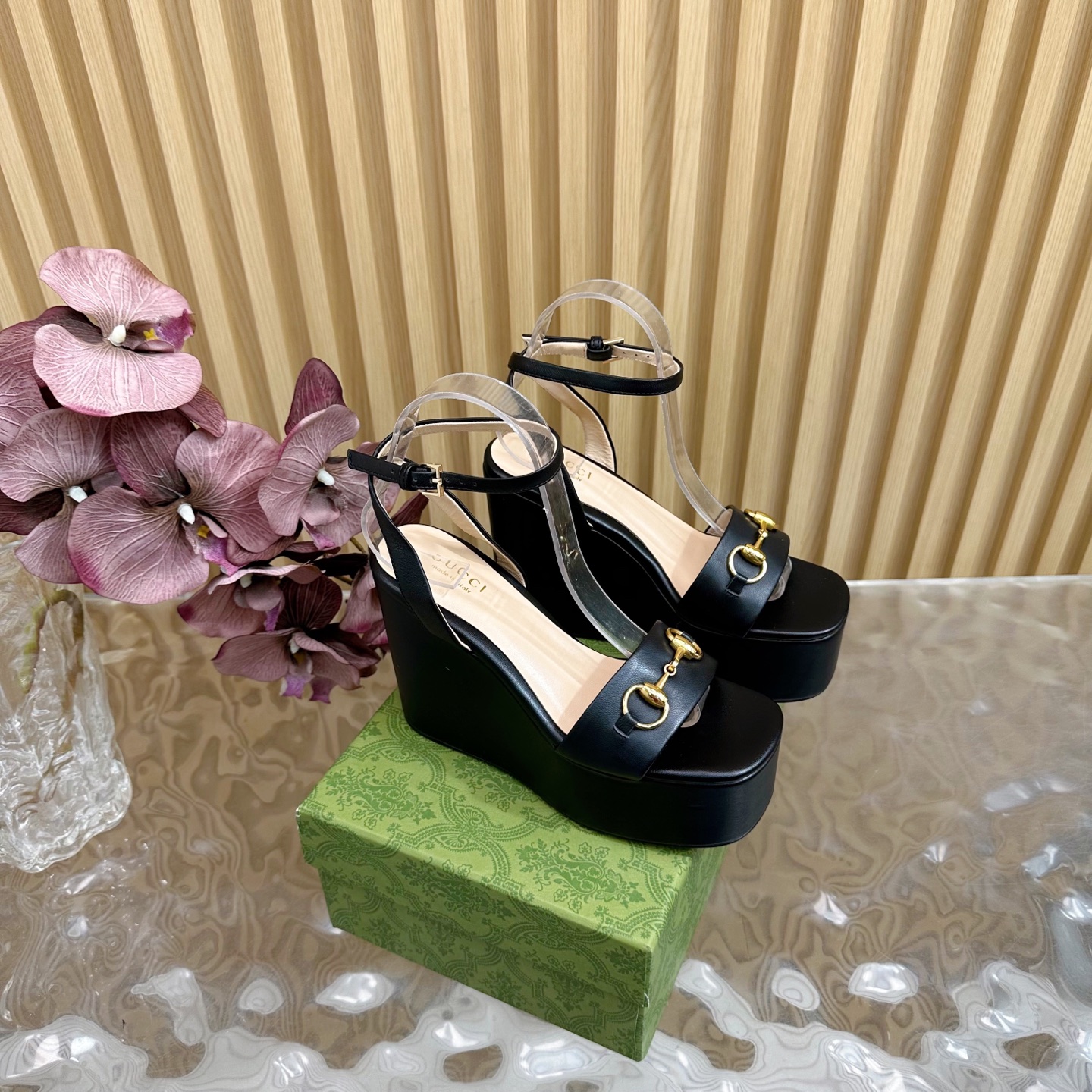 NO:249665,2025 counters synchronize spring and summer new Gucci 25S spring and summer new double G fabric hemp rope sole sandal thick sole ————————————————— G home reflects the sense of high-end, always convinces the capital. It looks quite simple style, but it is inexplicably high-end on the feet. It is very sexy and allows you to easily match it. The upper is imported special fabric/cowhide, and the inner is imported sheepskin. Italian imported genuine leather sole injection molded sole. Heel height 10.5cm Size35-39 (customized by 40/41/42), sandals, gucci, gucci, sandals, cowhide, sheepskin198609092025专柜同步春夏新款Gucci 25S春夏新品双G布料麻绳大底 凉鞋厚底 ————————————— G家在体现高级感这块 总让人大写的服气 看起来蛮简单的款式 但上脚就莫名很高阶 非常性感 让你轻松搭配尽显各种风格 鞋面采用进口特殊布/牛皮 内里采用进口羊皮 意大利进口真皮底注塑大底 跟高10.5cm Size35-39（40/41/42定制）,凉鞋,gucci,gucci,sandals,cowhide,sheepskin,Women's Shoes