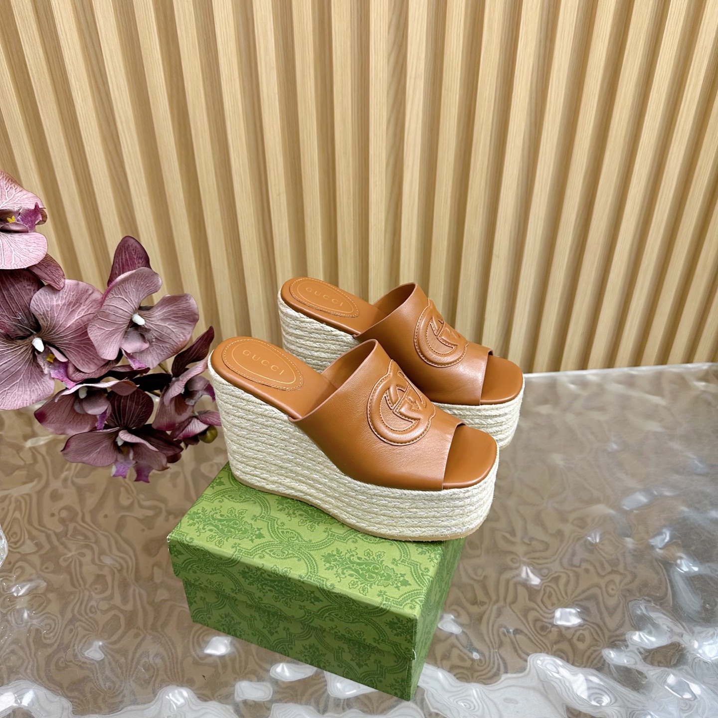 NO:249660,2025 counter synchronizes the new spring and summer Gucci 25S spring and summer new double G fabric hemp rope outsole sandals thick sole ————————————————— G home reflects the sense of high-end, always convinces the capital. It looks quite simple style, but it is inexplicably high-end on the feet. It is very sexy and allows you to easily match it. The upper is imported special fabric/cowhide, and the inner is imported sheepskin Original rubber outsole Heel height 10.5cm Size35-39 (customized by 40/41/42), sponge cake shoes, gucci, gucci, sandals, cowhide, sheepskin198609092025专柜同步春夏新款Gucci 25S春夏新品双G布料麻绳大底 凉鞋厚底 ————————————— G家在体现高级感这块 总让人大写的服气 看起来蛮简单的款式 但上脚就莫名很高阶 非常性感 让你轻松搭配尽显各种风格 鞋面采用进口特殊布/牛皮 内里采用进口羊皮 原版橡胶大底 跟高10.5cm Size35-39（40/41/42定制）,松糕鞋,gucci,gucci,sandals,cowhide,sheepskin,Women's Shoes