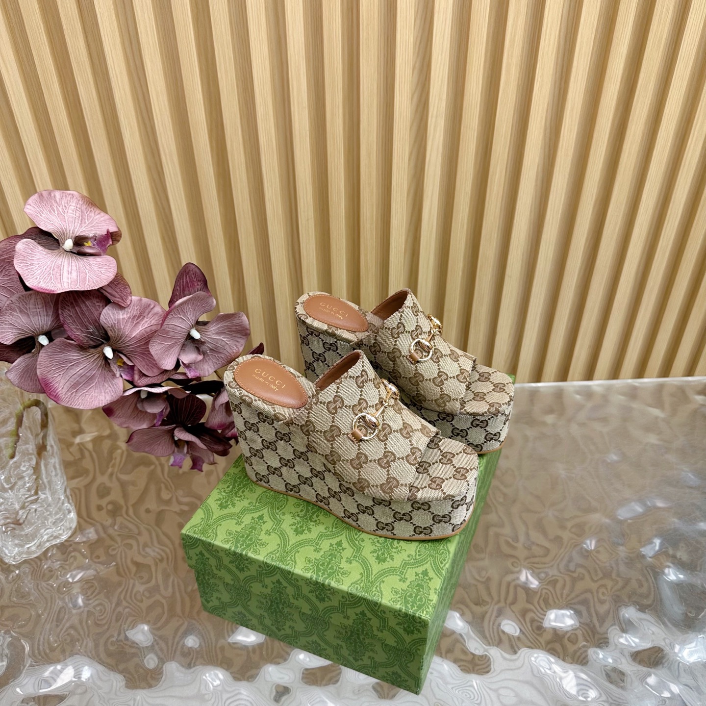 NO:249655,2025 counter synchronizes the new spring and summer Gucci 25S spring and summer new double G fabric hemp rope sole sandal thick sole —————————————————— G home reflects the sense of high-end, always convinces the capital. It looks quite simple style, but it is inexplicably high-end on the feet. It is very sexy, allowing you to easily match it with various styles. The upper is imported special fabric. The inner lining is imported sheepskin. The original leather sole injection molding heel height is 10.5cm Size35-39 (customized on 40/41/42), sponge cake shoes, gucci, gucci, sandals, sheepskin, Leather soles198609092025专柜同步春夏新款Gucci 25S春夏新品双G布料麻绳大底 凉鞋厚底 ————————————— G家在体现高级感这块 总让人大写的服气 看起来蛮简单的款式 但上脚就莫名很高阶 非常性感 让你轻松搭配尽显各种风格 鞋面采用进口特殊布 内里采用进口羊皮 原版真皮大底注塑 跟高10.5cm Size35-39（40/41/42定制）,松糕鞋,gucci,gucci,sandals,sheepskin,Leather soles,Women's Shoes