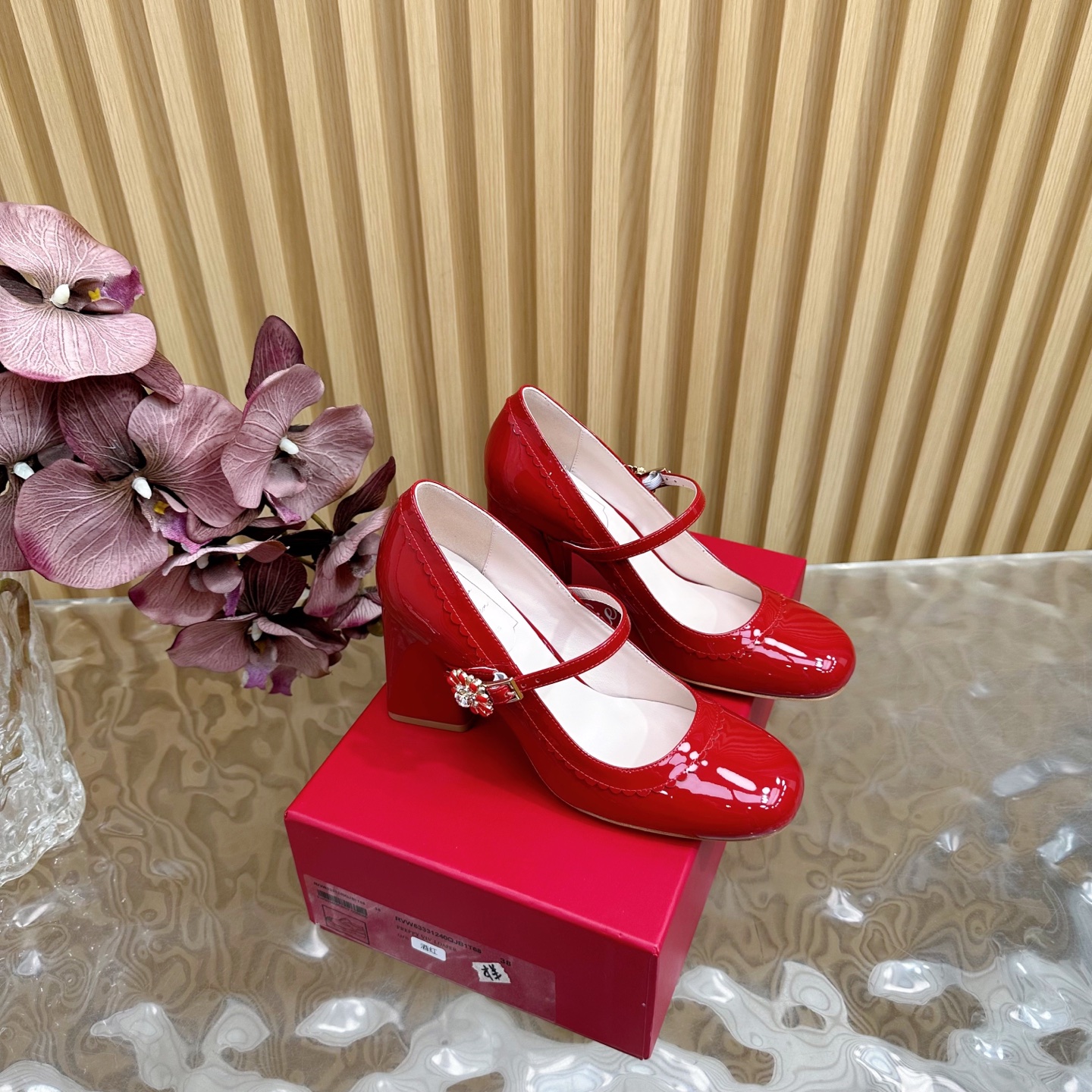 NO:249650,Rover Vivier/ RV diamond buckle Mary Jane single shoes ———————————— This princess’s owner’s Mary Jane is very textured. The side is matched with Swarovski diamond buckle bling bling super flash!  Fabric is made of imported calf patent leather, inner foot pad mixed lambskin Italian A-grade leather large soles Heel height 8.5cm Size35-39 (customized on 34/40/41), Mary Jane, swarovski, mary jane, sheepskin, Leather soles19860909Rover Vivier/ RV 钻扣玛丽珍单鞋 —————————— 这款公主本主的玛丽珍 非常质感 侧面搭配施华洛世奇钻扣 bling bling超闪！ 面料采用进口小牛漆皮 内里垫脚混种小羊皮 意大利A级真皮大底 跟高8.5cm Size35-39（34/40/41 定制）,玛丽珍,swarovski,mary jane,sheepskin,Leather soles,Women's Shoes